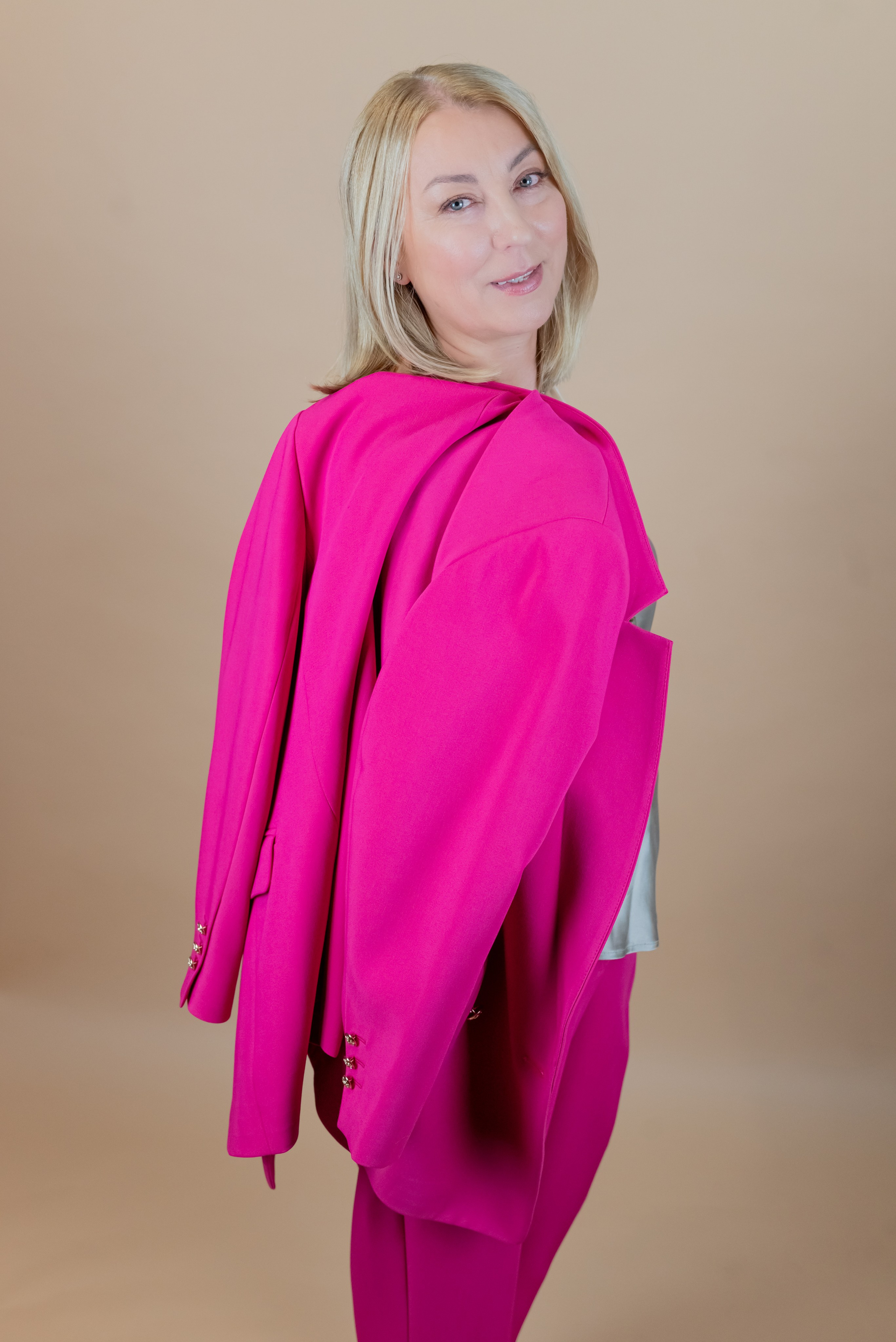 Контент-съемка для маркетплейсов, showcasing различных продуктов в студии.