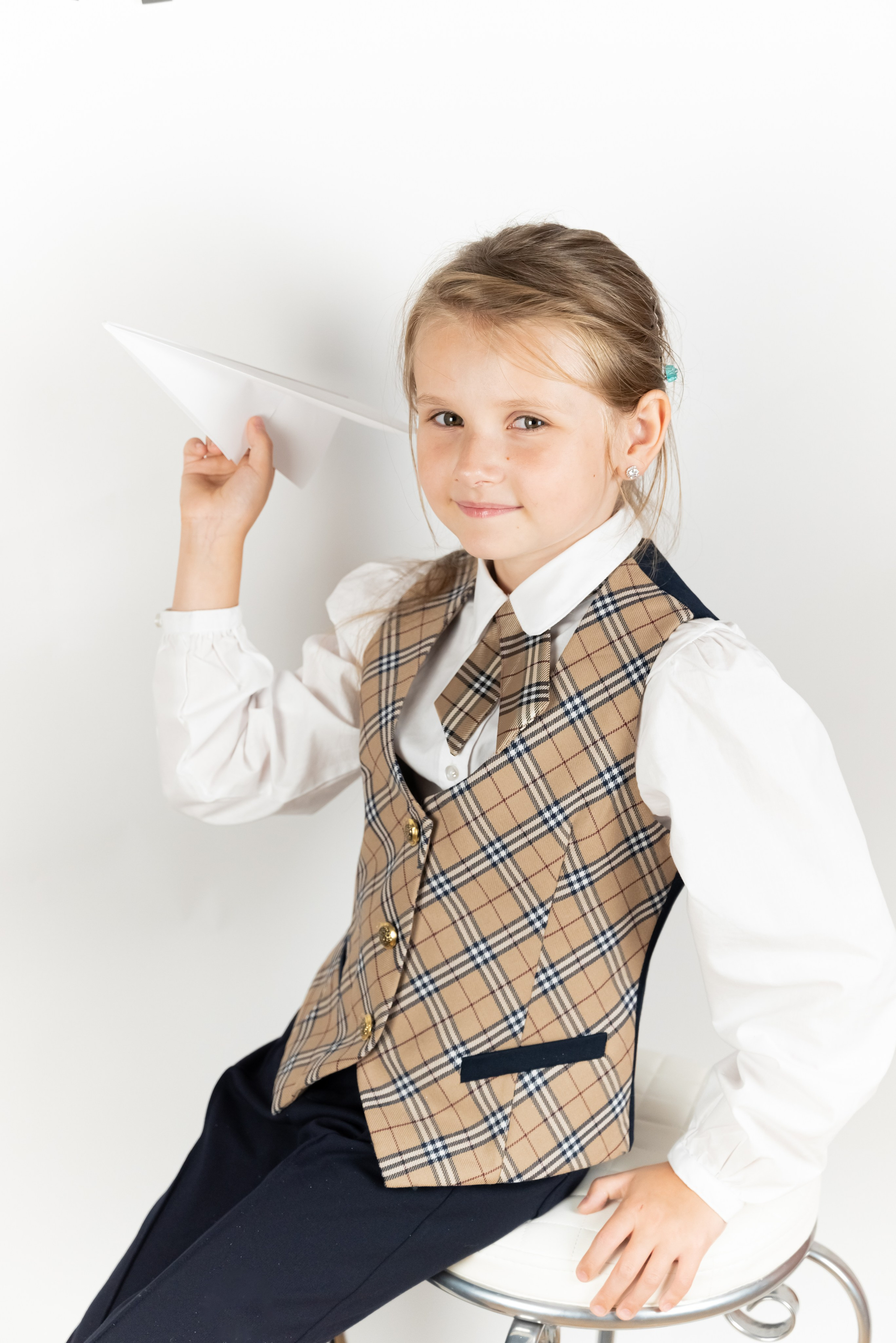 Детская портретная съемка: смех и радость в уюте домашней студии."