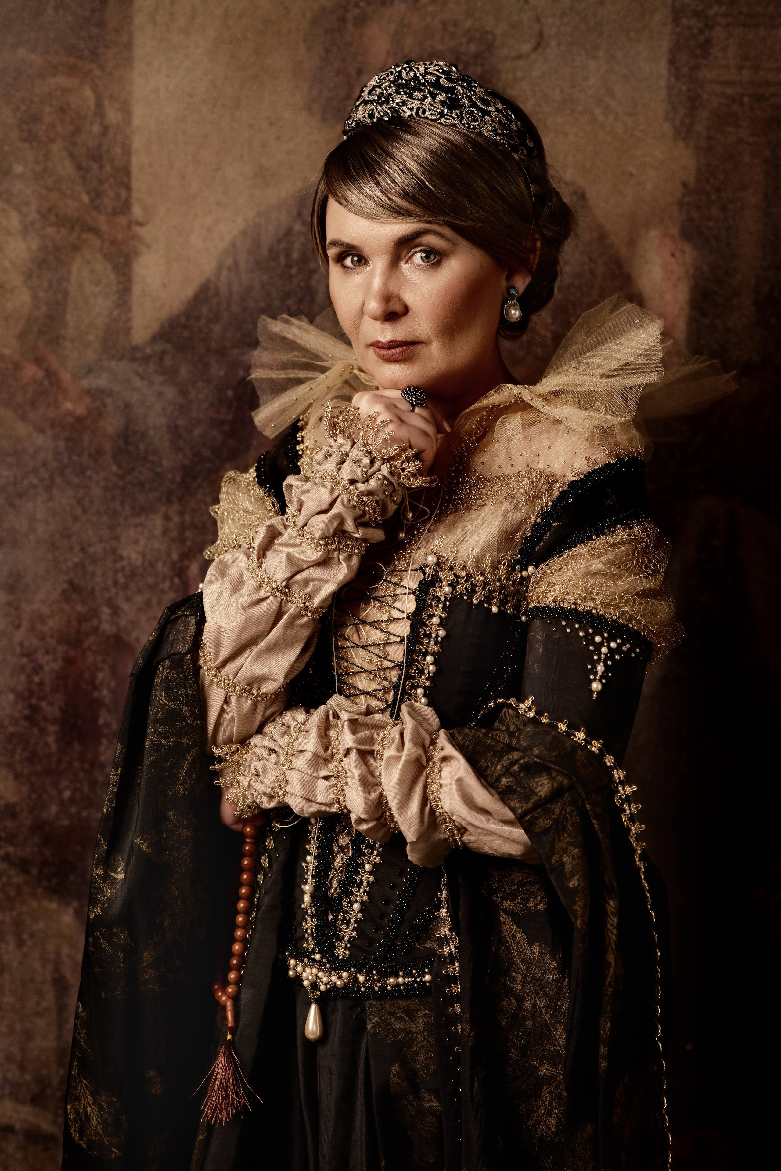 Историческая фотосессия женщины в костюме 17 век в замке