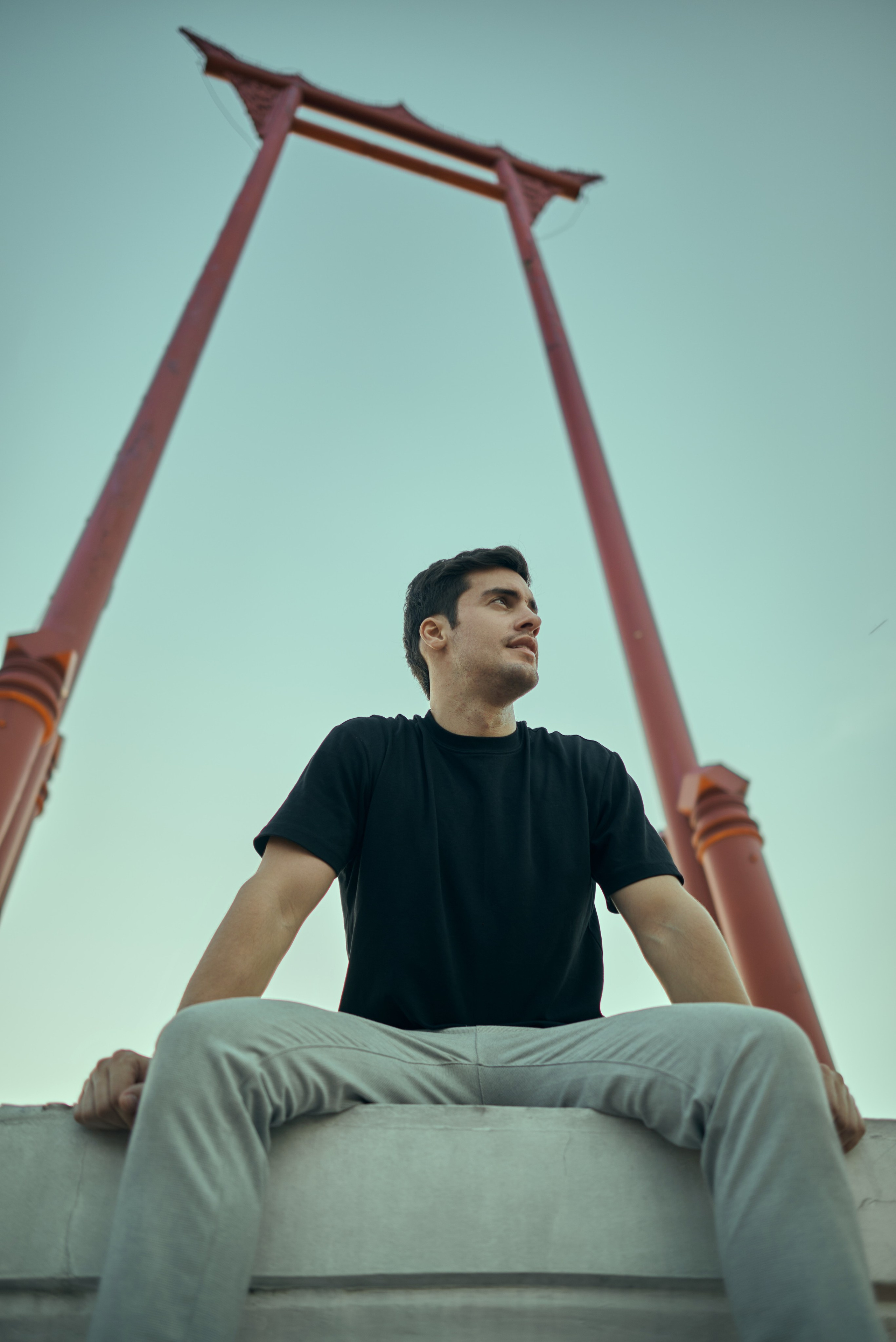 Solo Photoshoot for Men in Bangkok: How to Look Confident and Cool on Camera. Photographer Bangkok — Pattaya | фотограф Бангкок — Паттайа