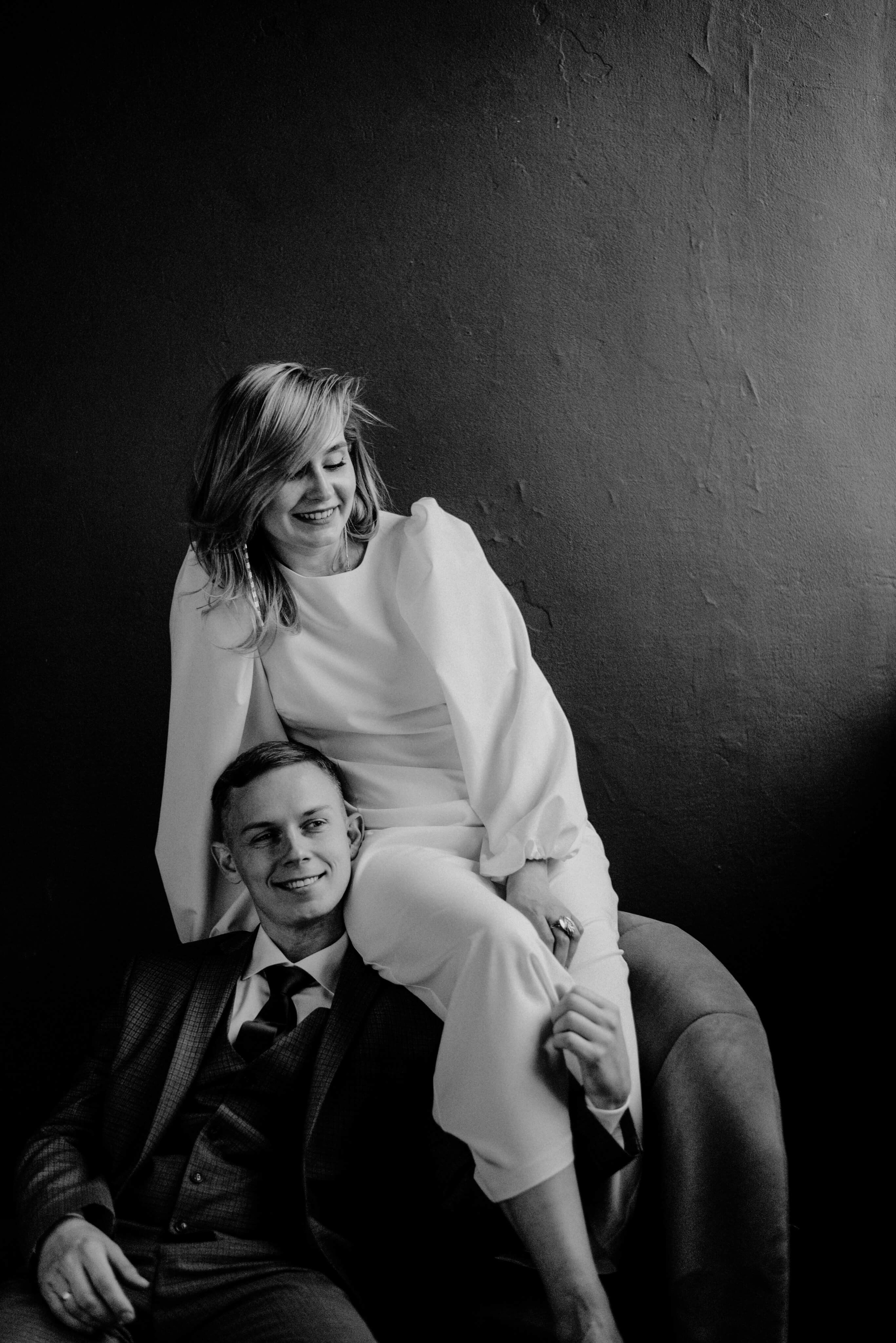 Стильная свадебная пара в Тюмени: минимализм и черно-белая эстетика