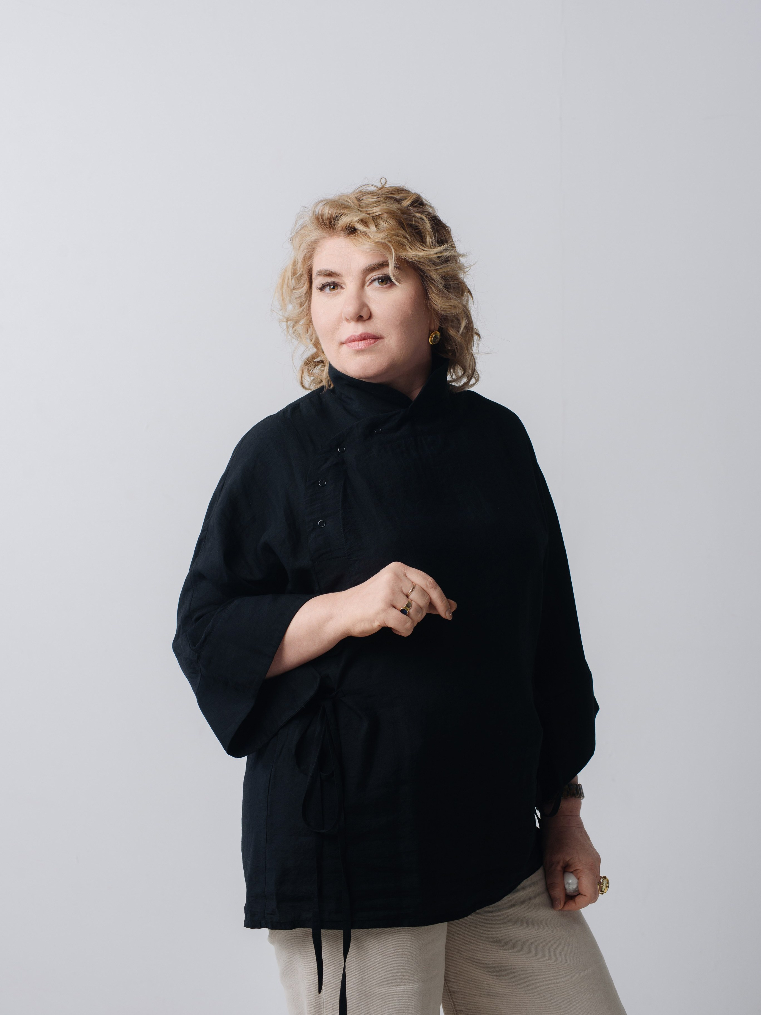 Женский студийный портрет в минималистичном стиле на светлом фоне