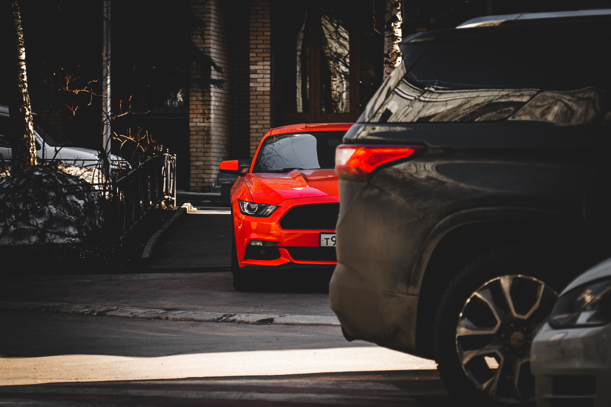 Красный спортивный автомобиль