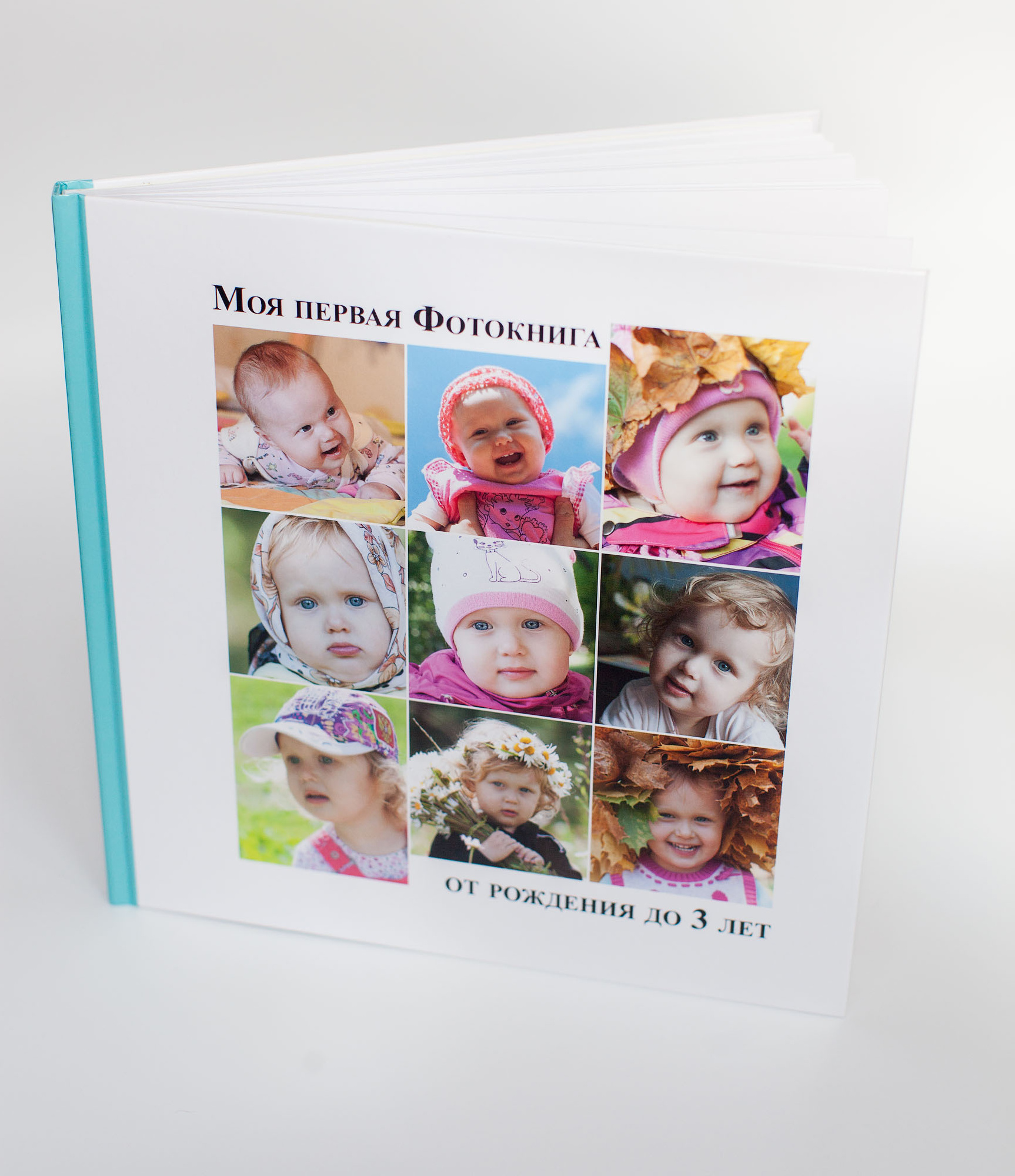 Квадратная фотокнига с коллажом из портретов ребенка на обложке.