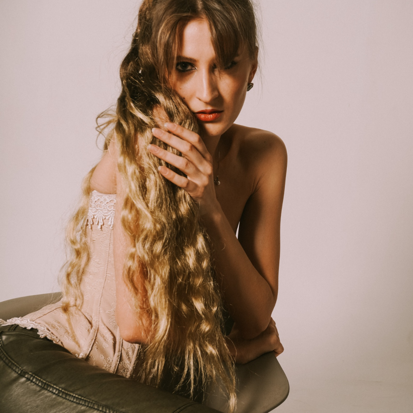 Индивидуальная портретная фотосессия девушки в студии от фотографа Кузнецовой Марии, Санкт-Петербург.