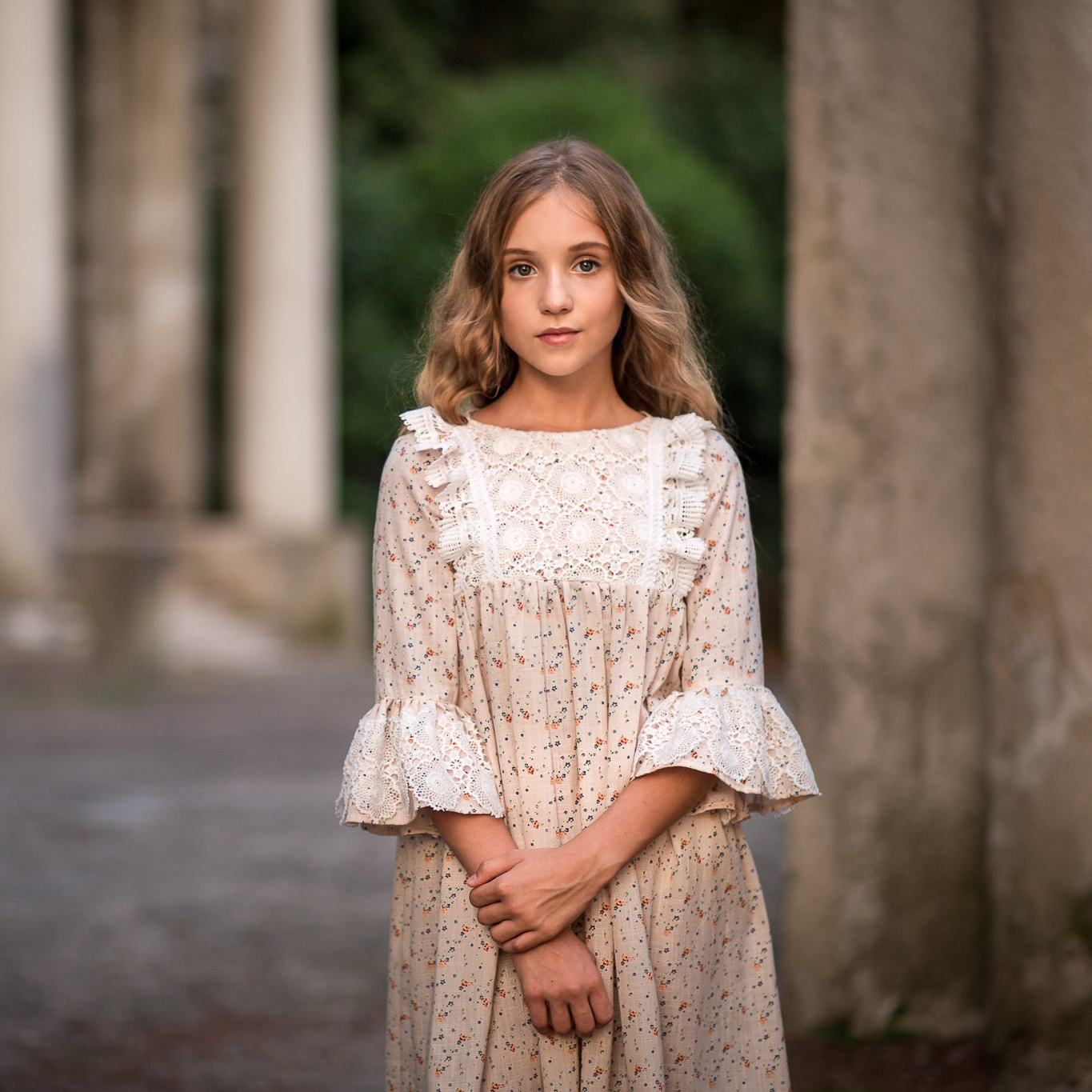 Красивая девочка в заброшенном санатории Орджоникидзе в ретро платье