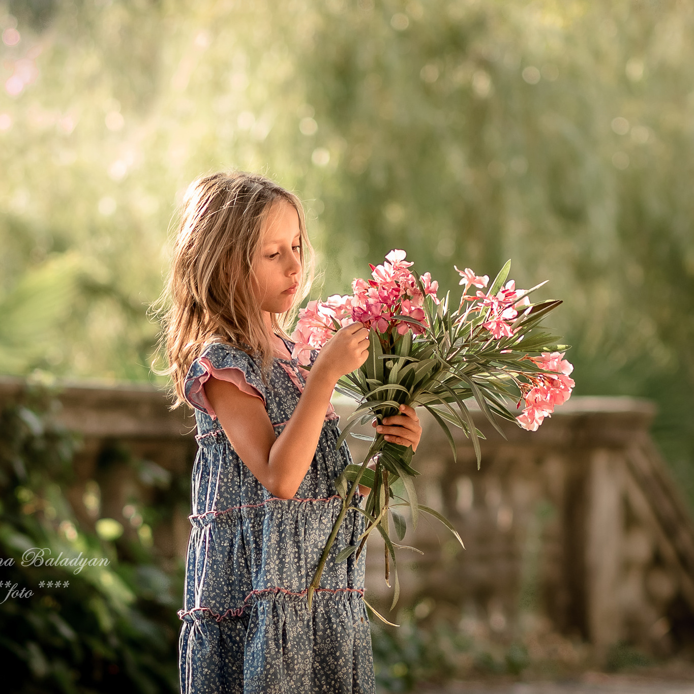 Девочка с букетом азалии на фоне зелени и старого балкона