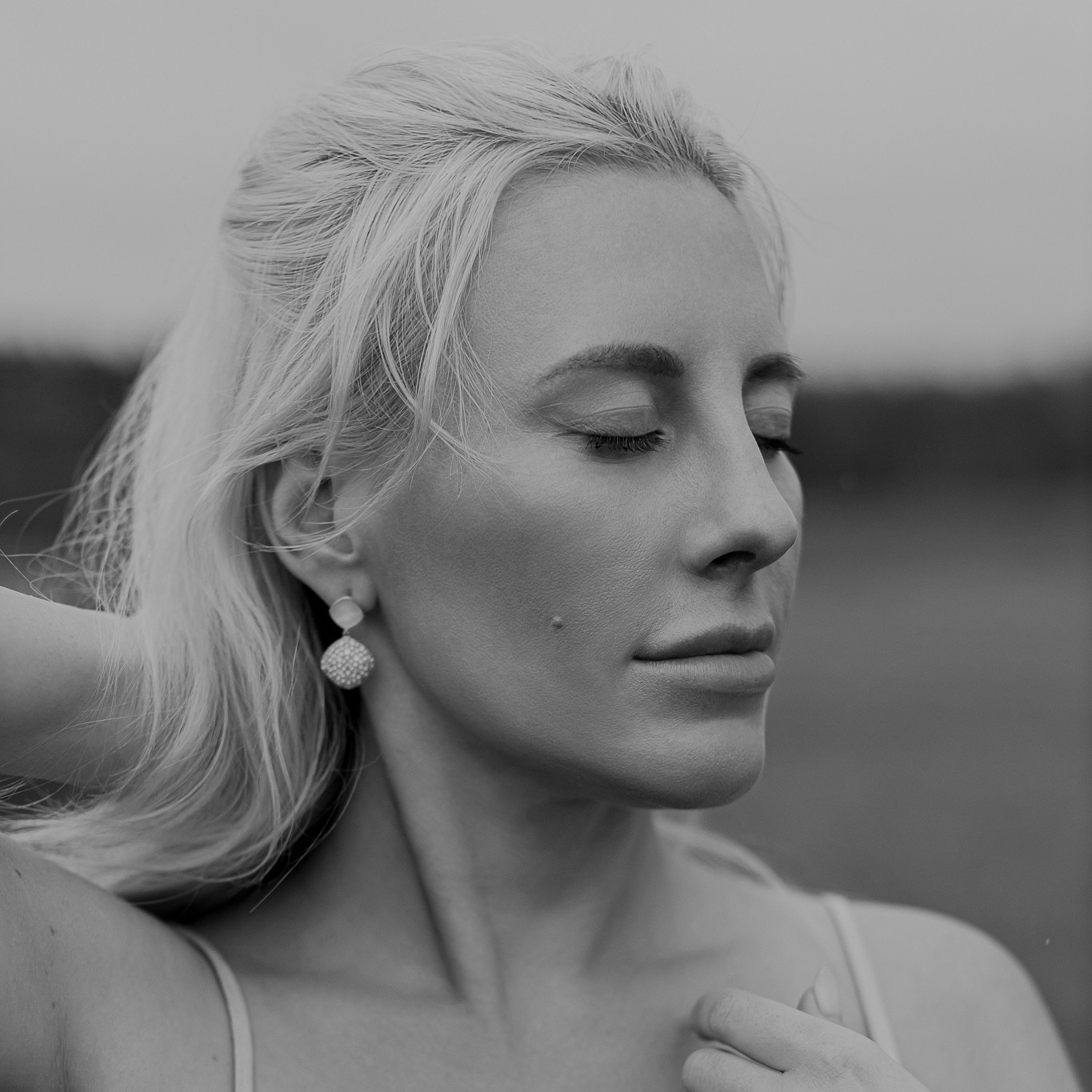 фотосессия на природе, в поле, сенокос, украшения, серьги, портрет девушки, черно-белая фотография, Девушка закрыла глаза, Девушка в платье, светлые волосы, индивидуальный подход, фотограф Сергиев Посад , Дмитров, Хотьково , кафе, ресторан, отель, парк, отдых, досуг, время для себя, забота о себе, чувсвцй ритм, медитация 