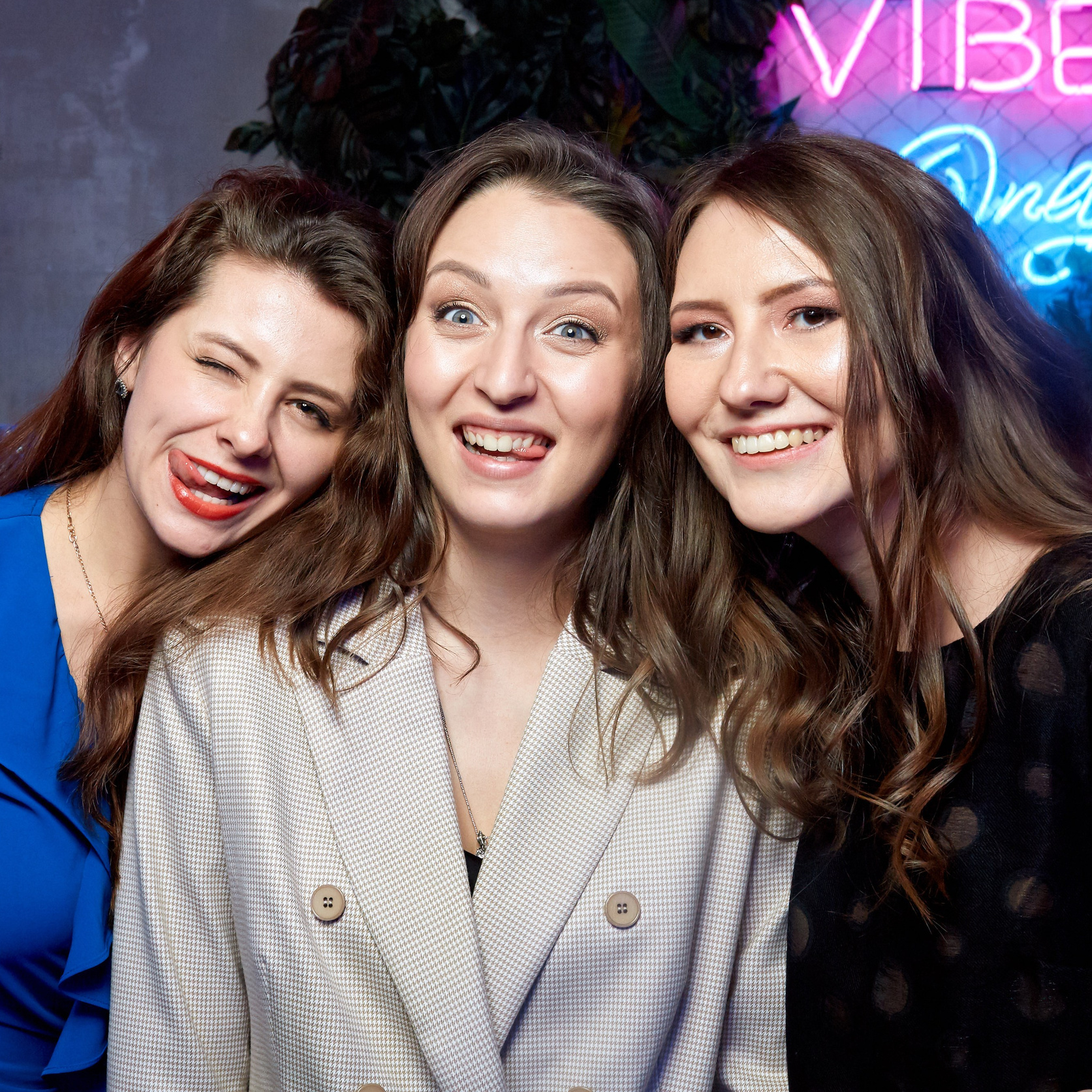 Фотосъёмка компании профессиональным фотографом на корпоративе – фото участниц корпоратива в Москве