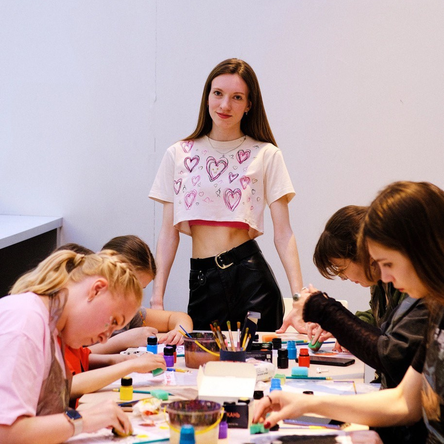 Акция на кастомизацию одежды — при заказе от 8000 рублей роспись чехла на телефон или обложки на паспорт в подарок от ART.KARAS