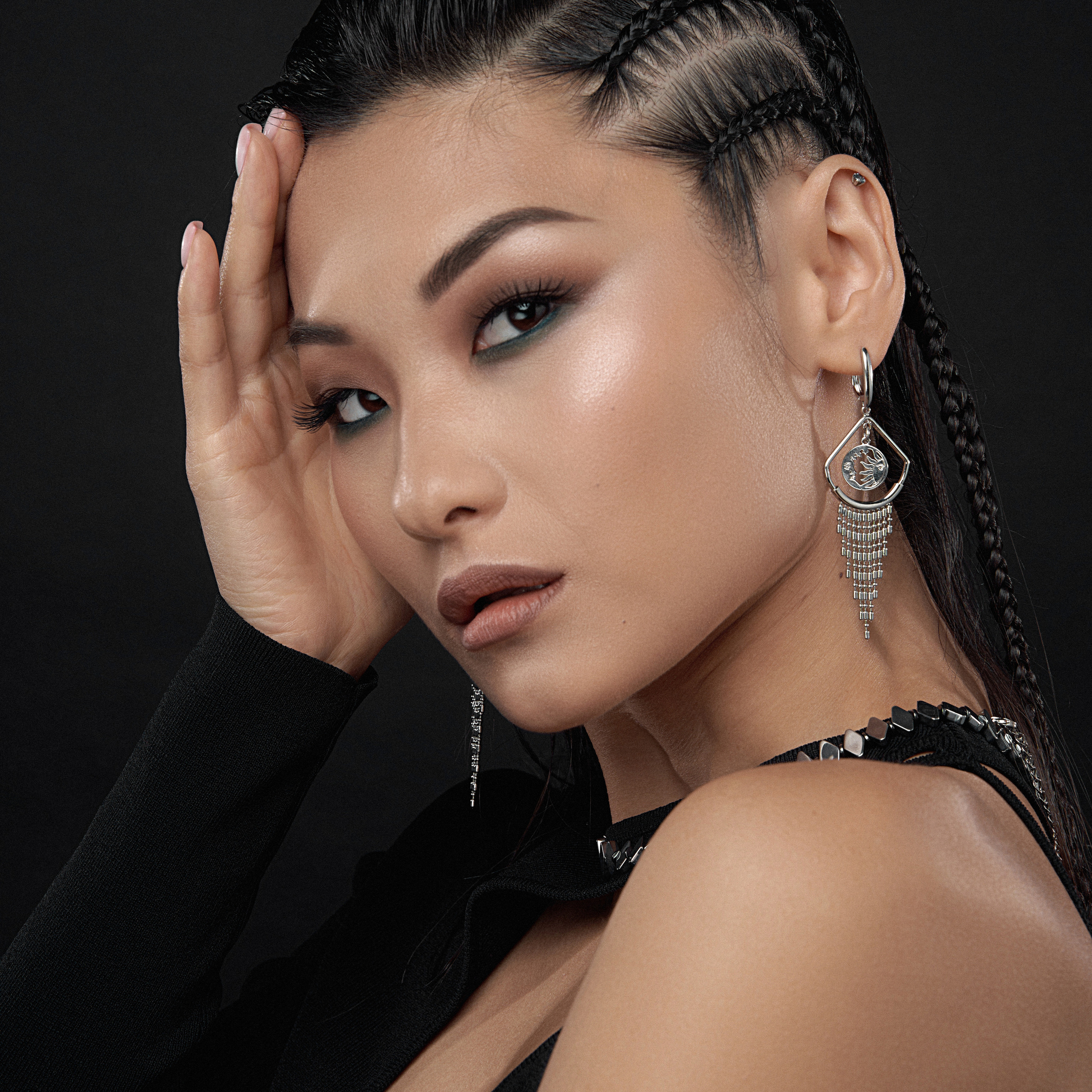 портрет девушки с красивым макияжем в фотостудии