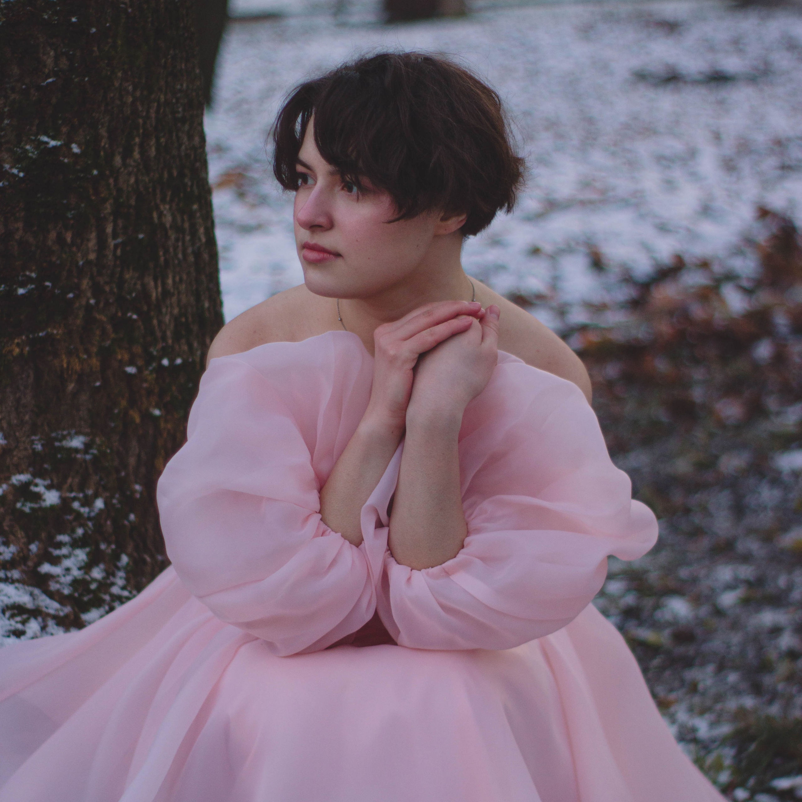 Зимняя фотосессия в нарядном, пышном, розовом платье. Фотосессия на кладбище