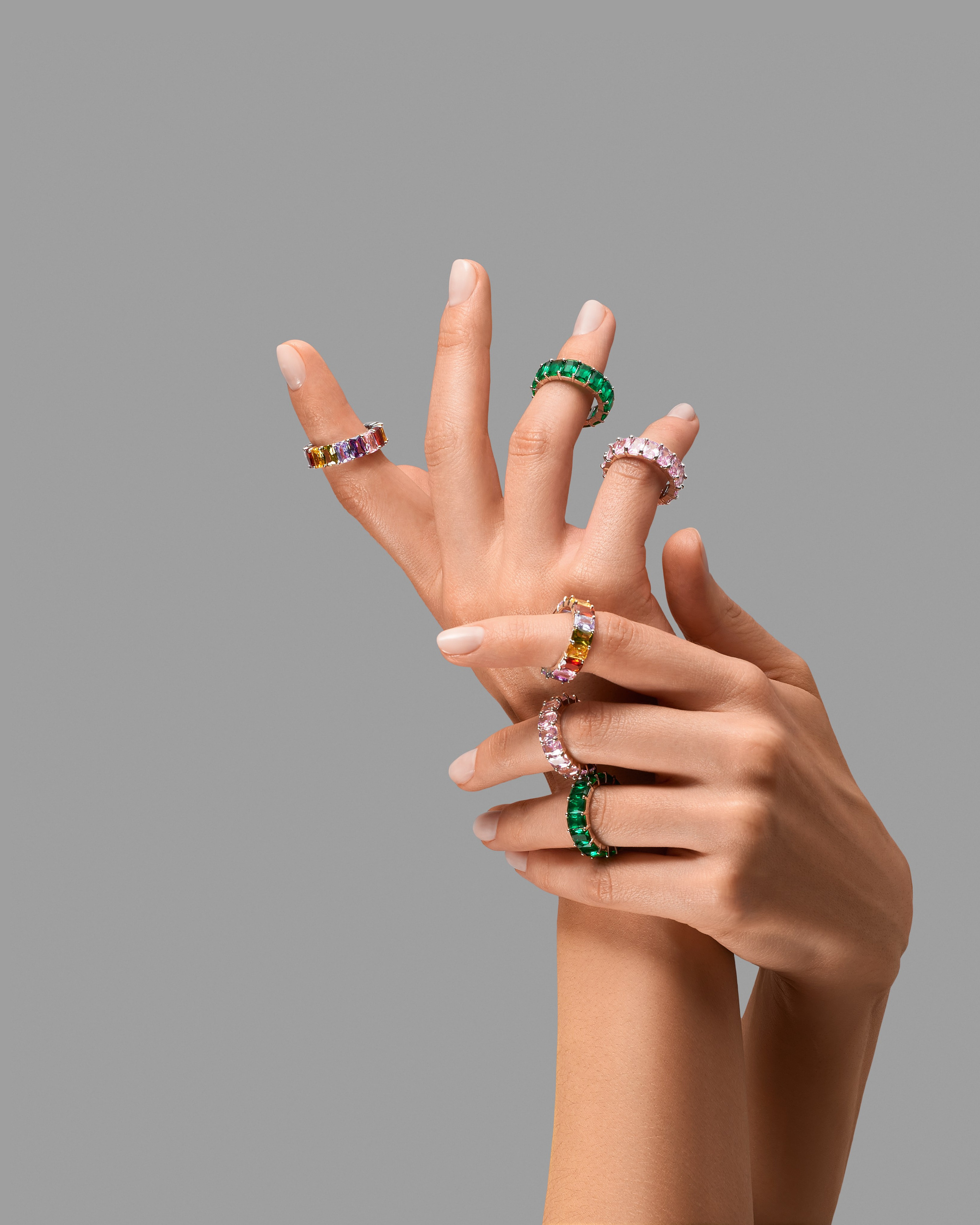 Предметная съемка нескольких колец на руках модели