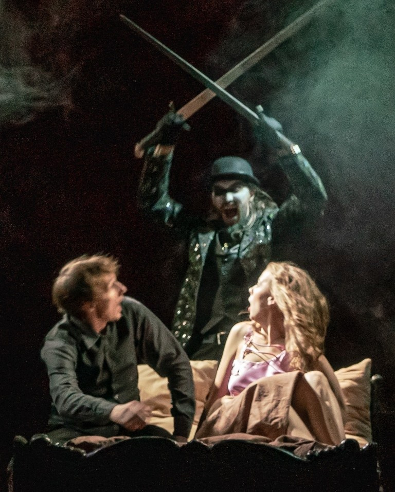 Рождественские встречи и спектакль Сергея Федотова «Рождество с Демоном» в пермском театре «У Моста». Журнал о самом особенном. Пермь и Пермский край