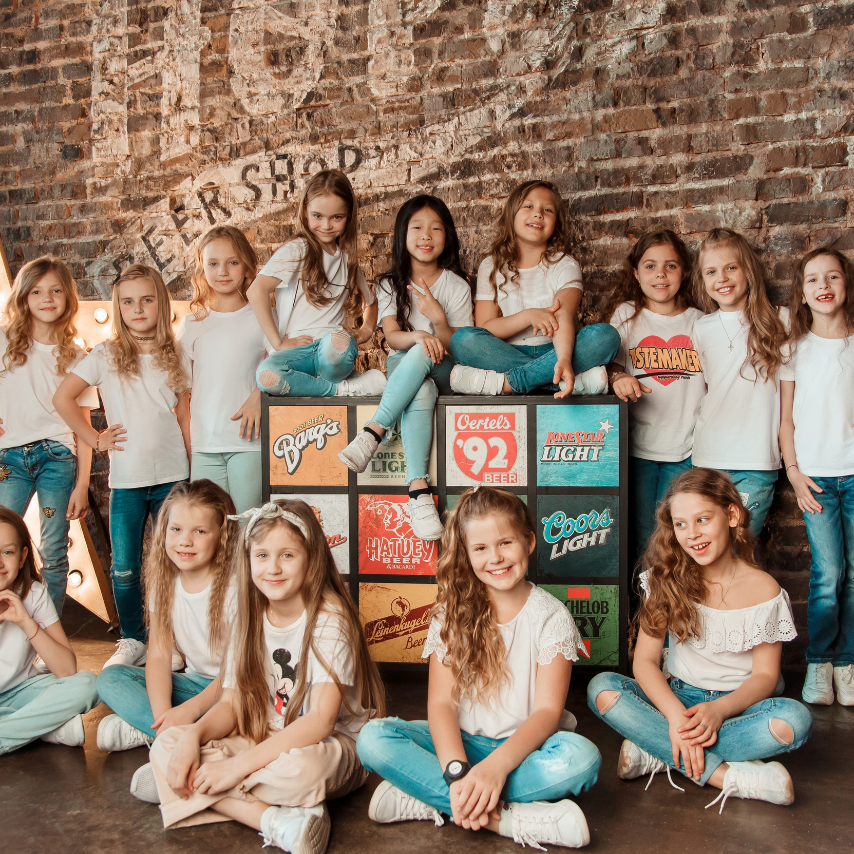 Идея для выпускной фотосессии - школьницы на фоне больших неоновых букв.