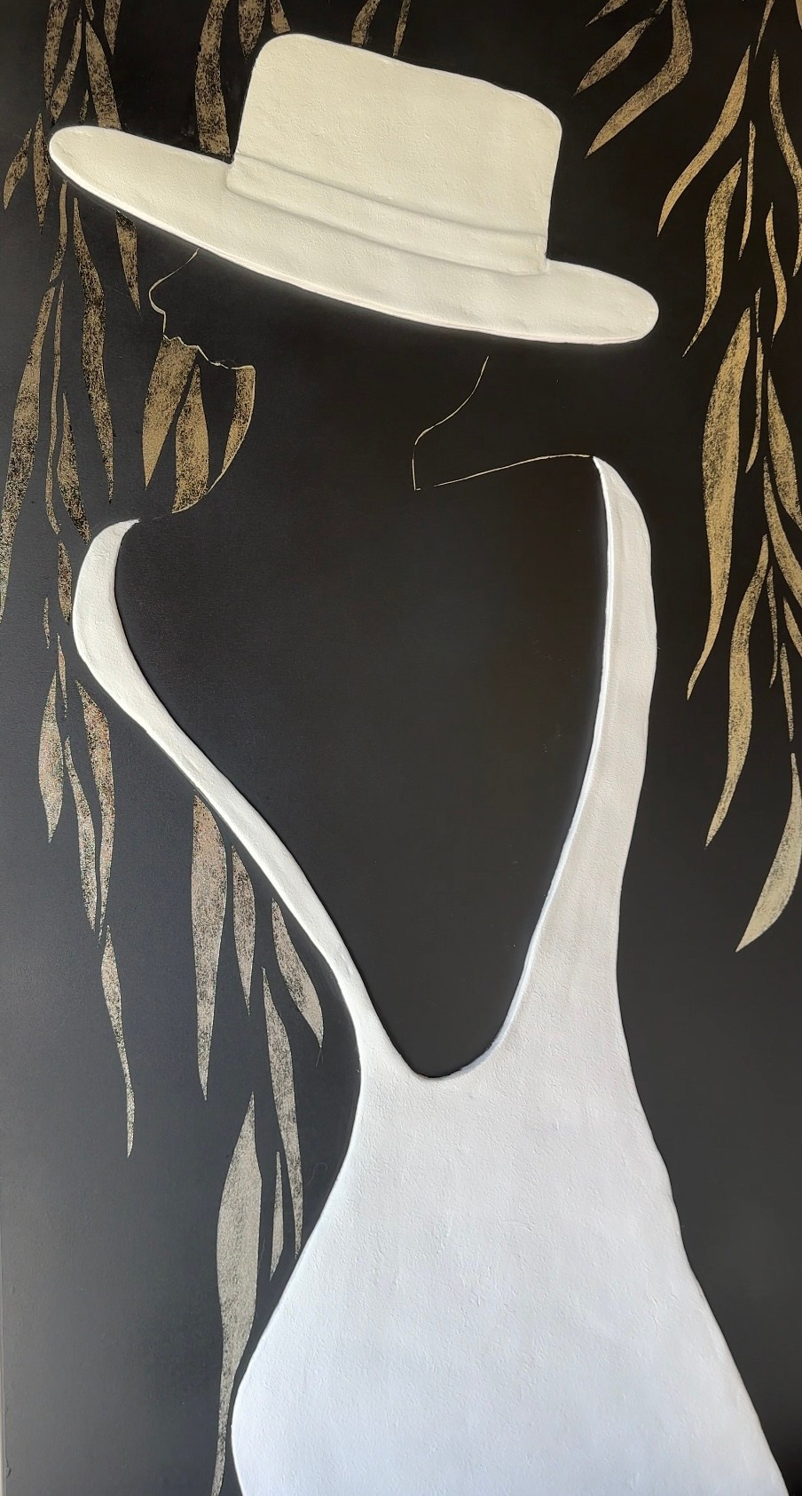 интерьерные картины, абстракция, девушка, дерево, ночь, картина, листья, поталь, белое платье. шляпа, картина для спальни