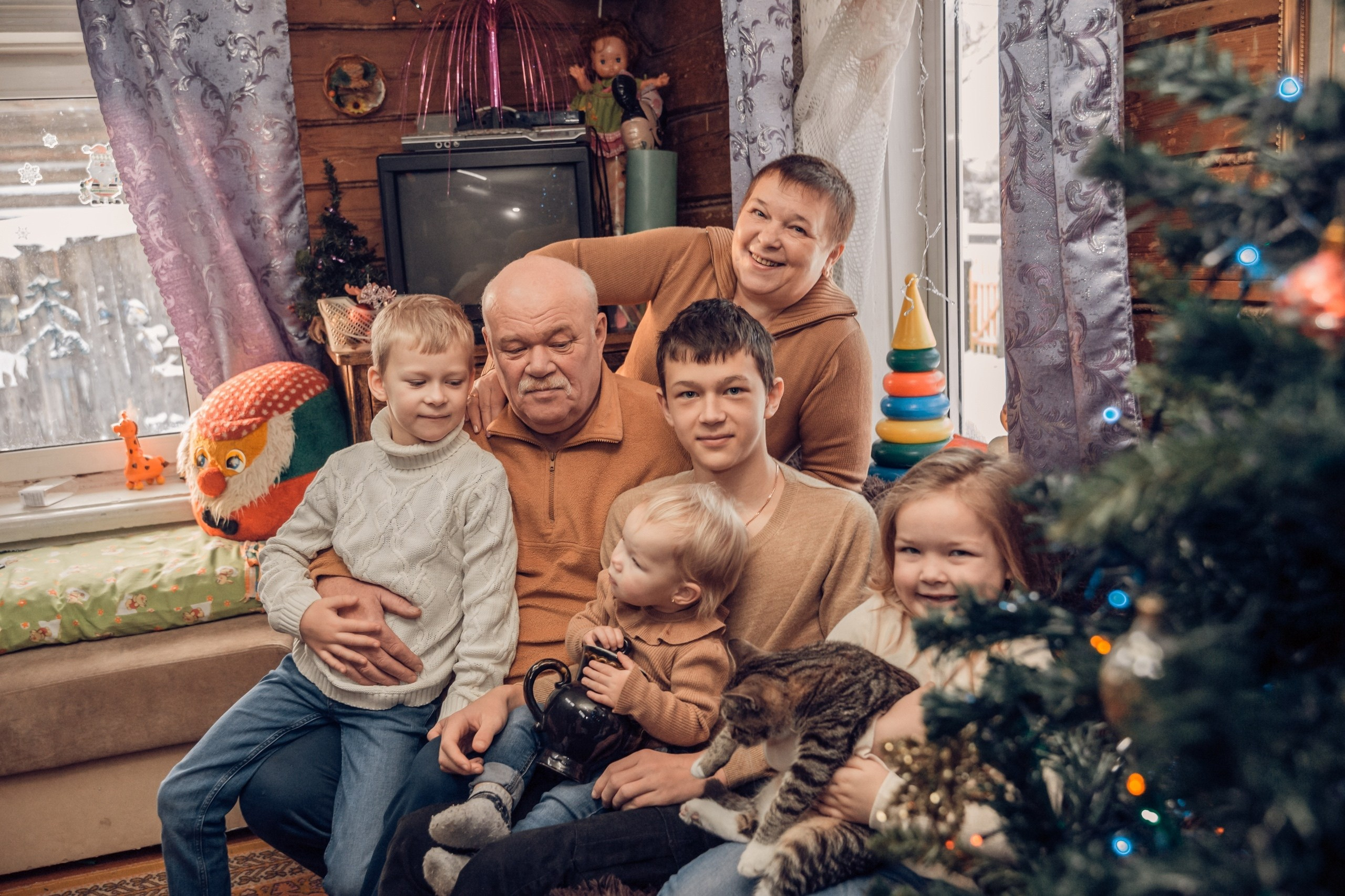 Тёплые семейные кадры у ёлки — новогодняя фотосъёмка в Рыбинске