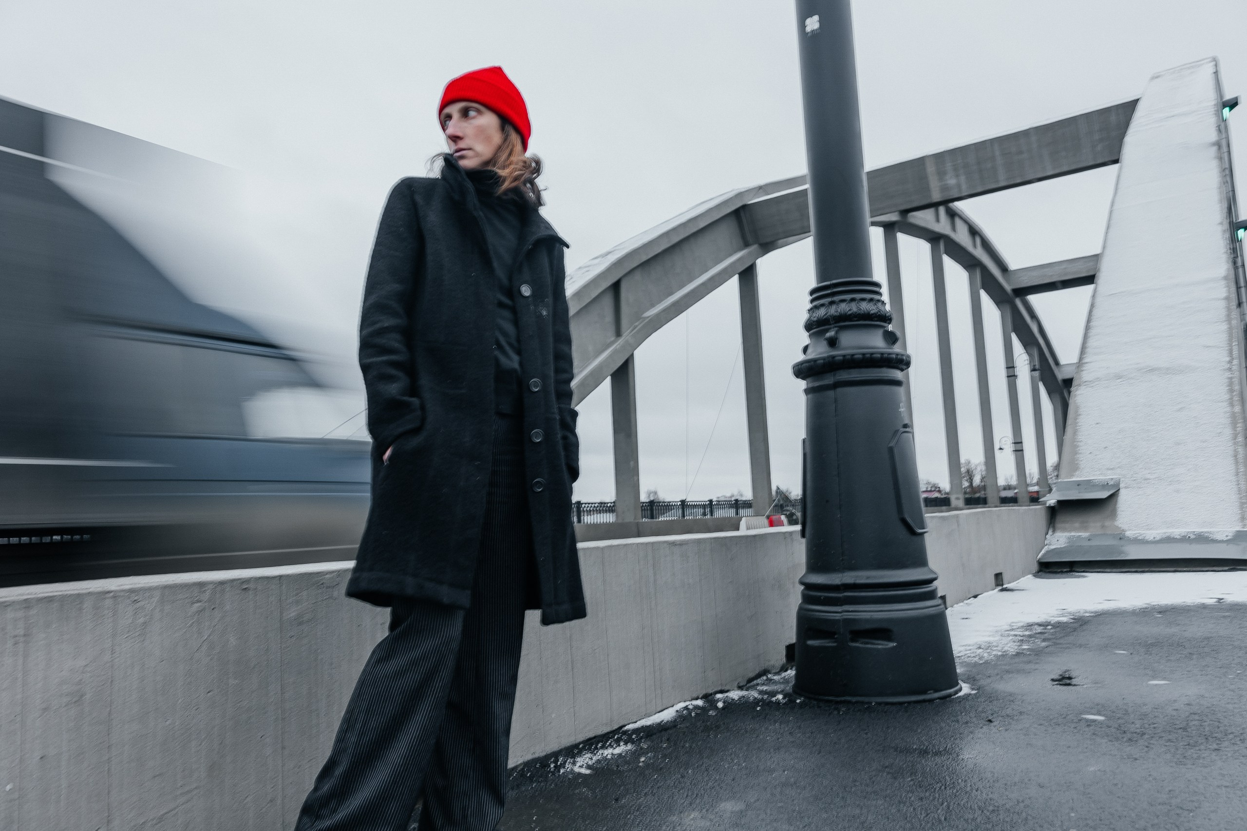 Настя на мосту в Рыбинске, монохромная фотосъёмка с цветными акцентами, графичный образ