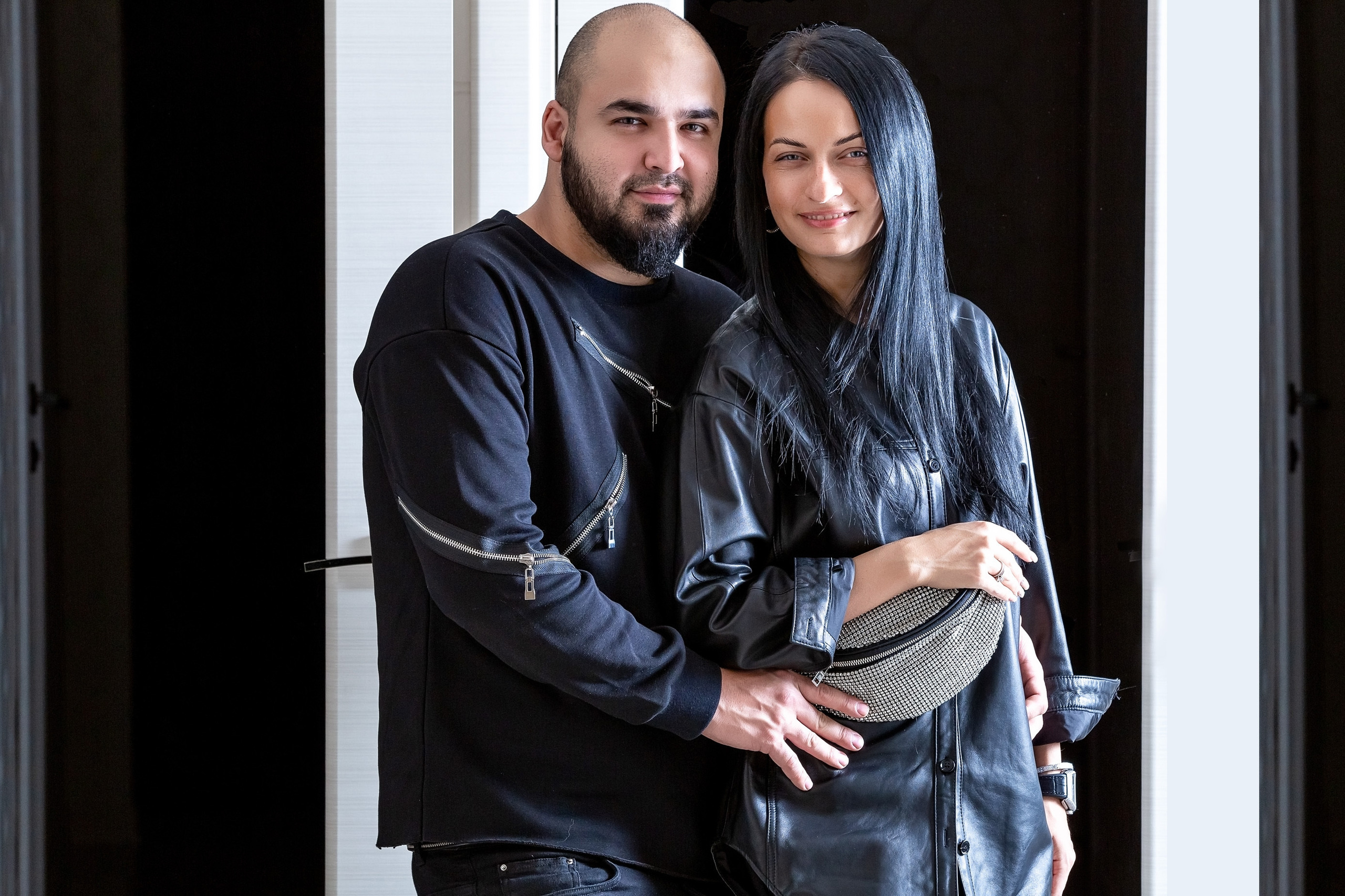 парень с девушкой в черном стоят рядом