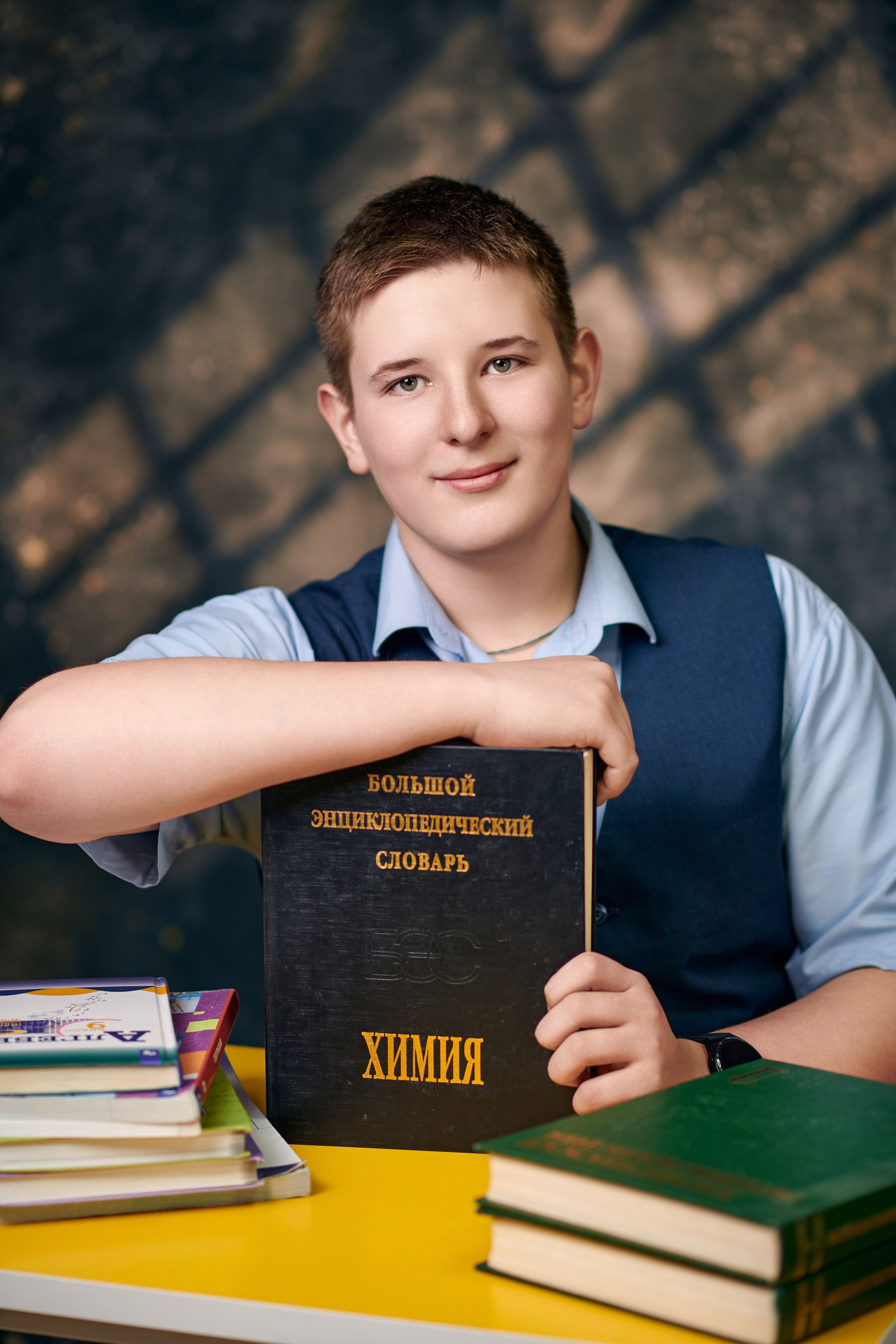 Портрет выпускника с книгами для школьного альбома