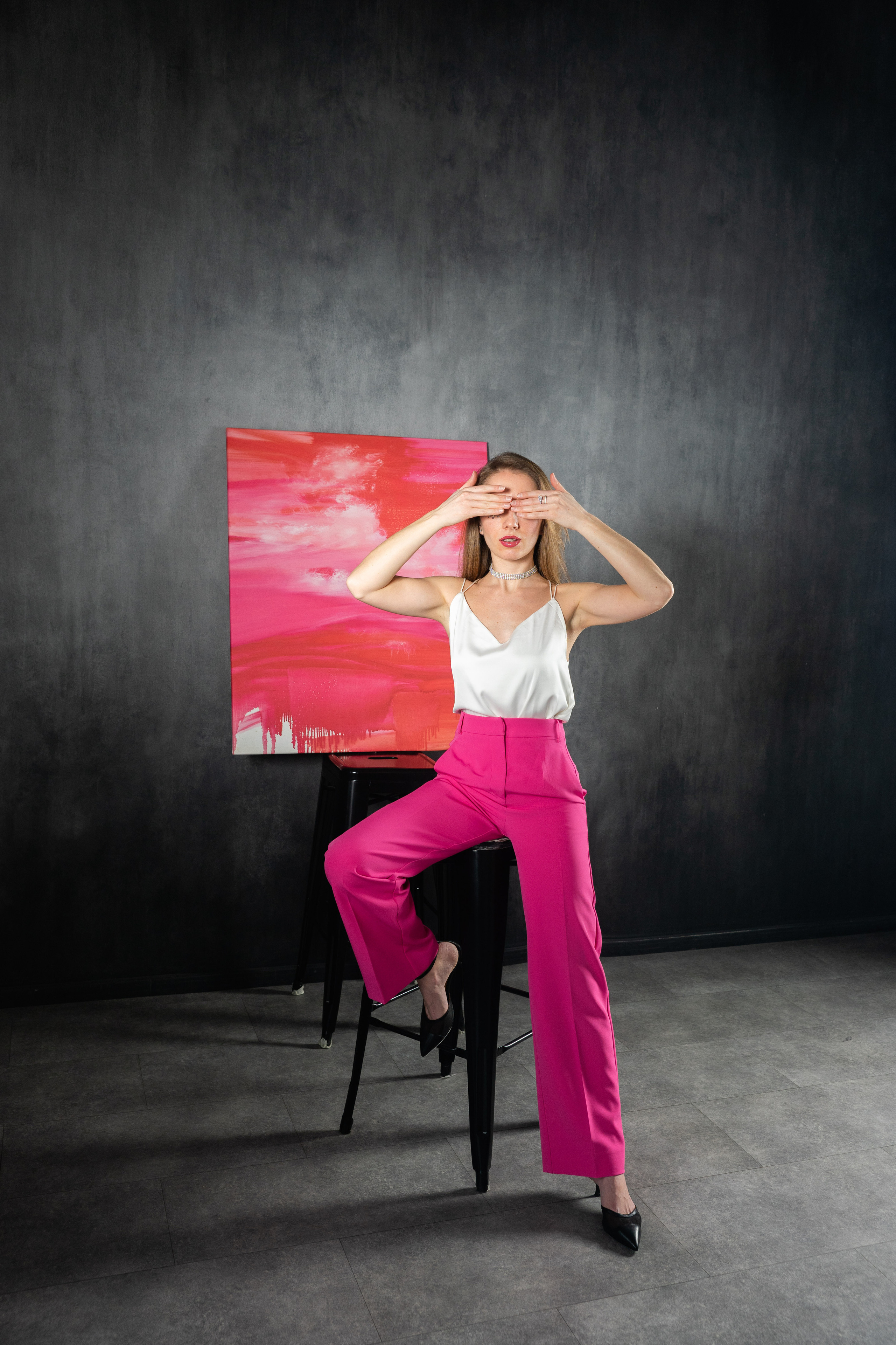 Девушка протягивает глобус на камеру и смотрит с улыбкой. Девушка в очках, волосы убраны.