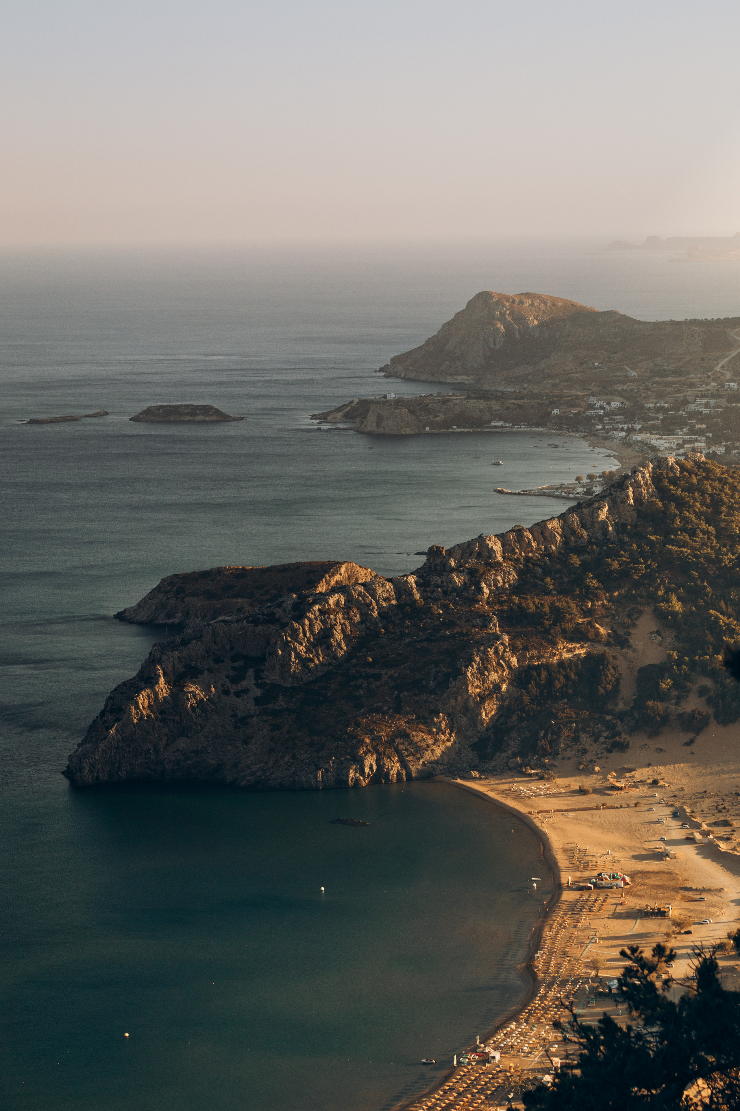 Пейзаж моря с горами и пляжем