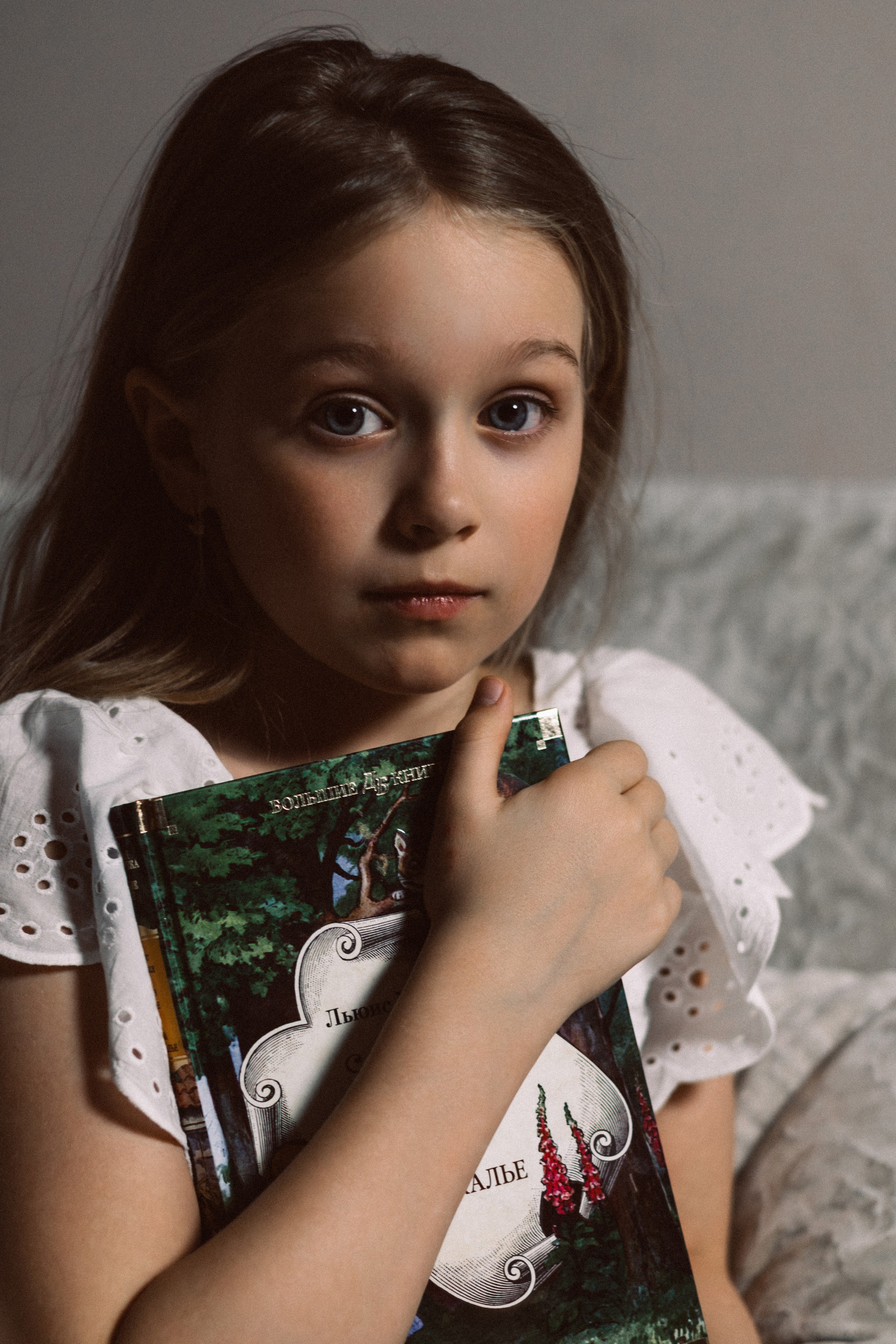 Детская съёмка в квартире, ребенок читает книгу