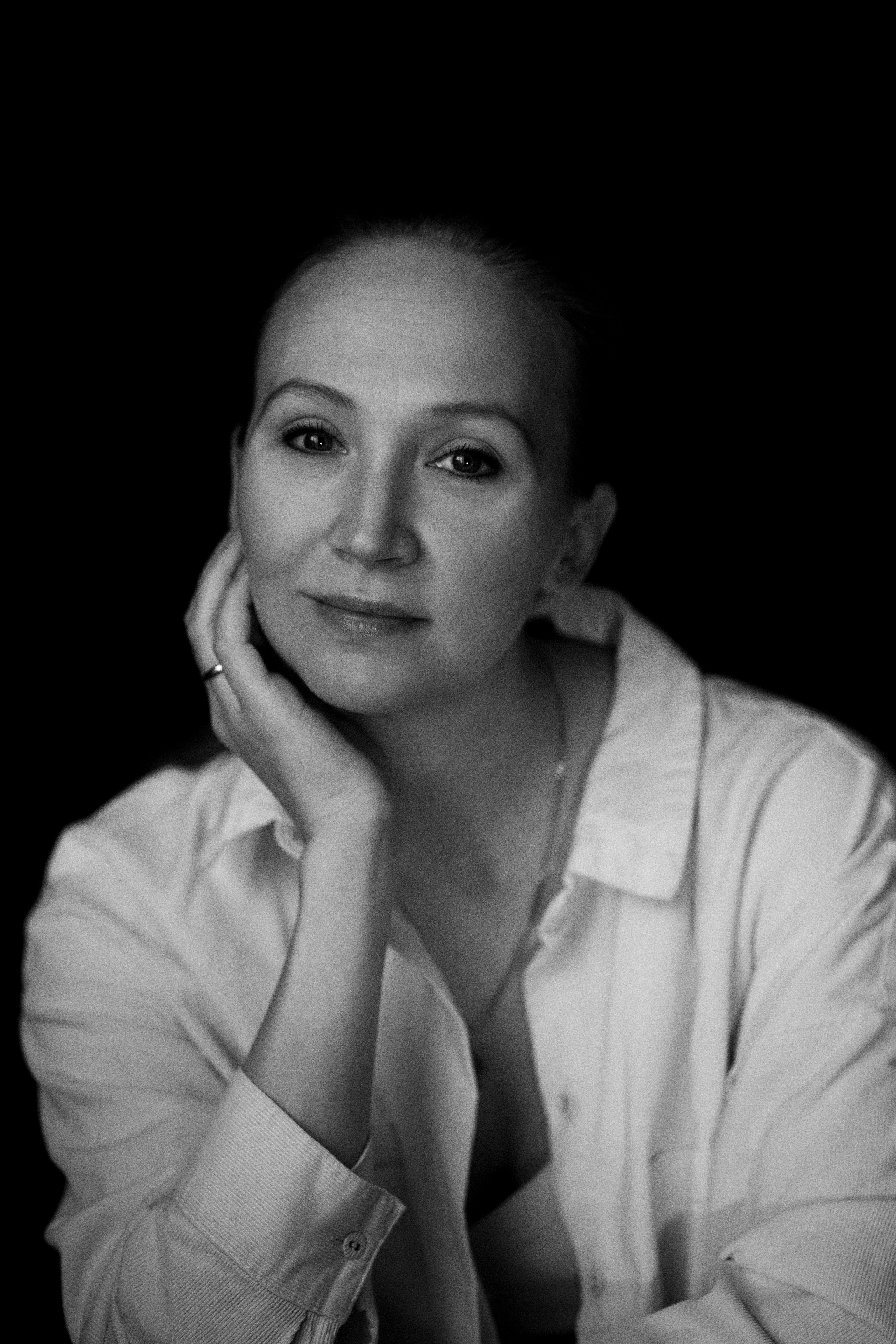 Подготовка к таинству Крещения. Все гости в сборе и фотограф снимает постановочные кадры. крещение таинство крещения венчание таинство венчания добрый батюшка крещение младенца крещение малыша крещение девочки крещение мальчика крещение в москве таинство церкви православная церковь вера