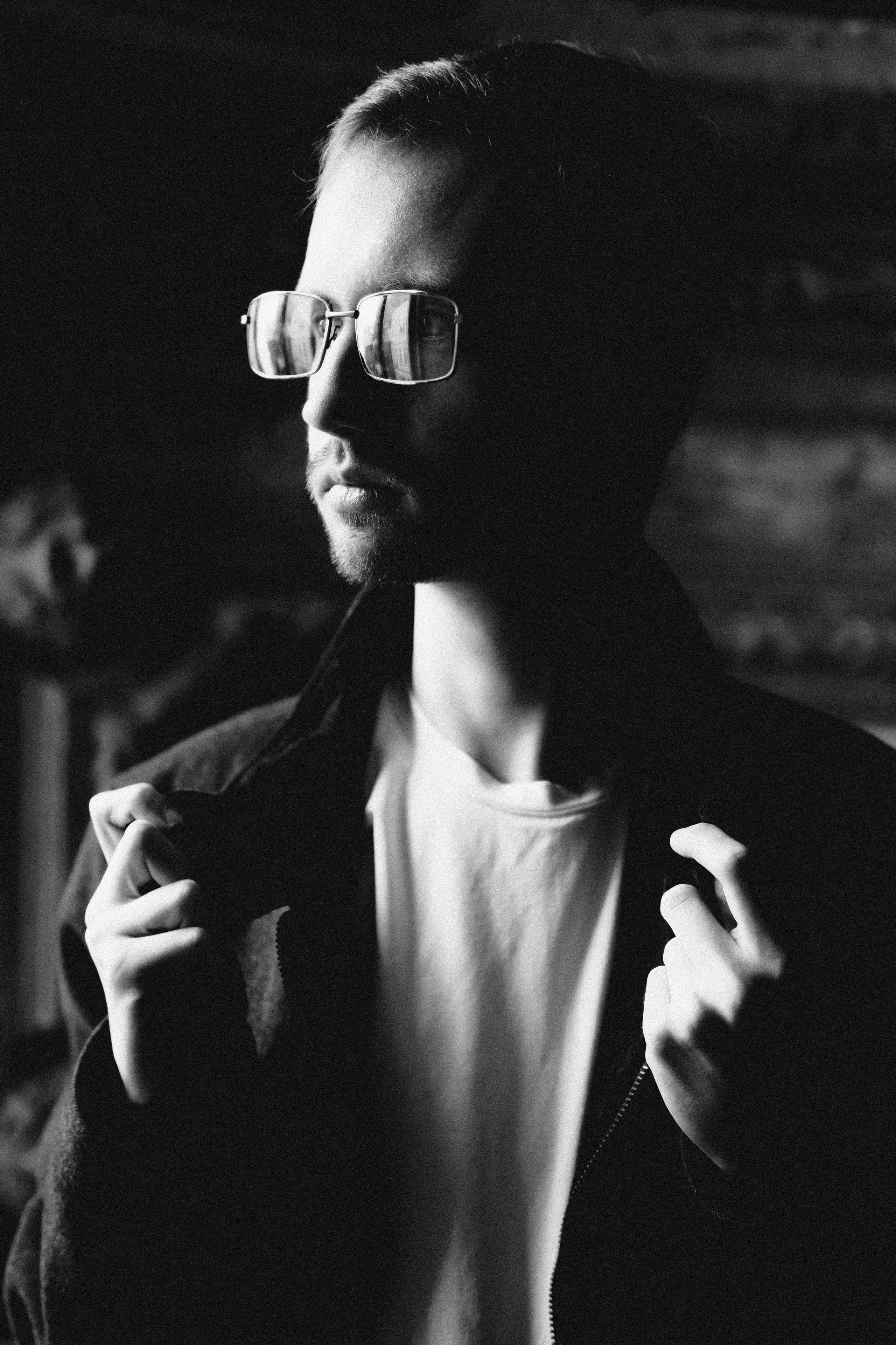 Фотосессия молодых людей в старинном подъезде. Фотограф в Ростове-на-Дону Игорь Апасеев