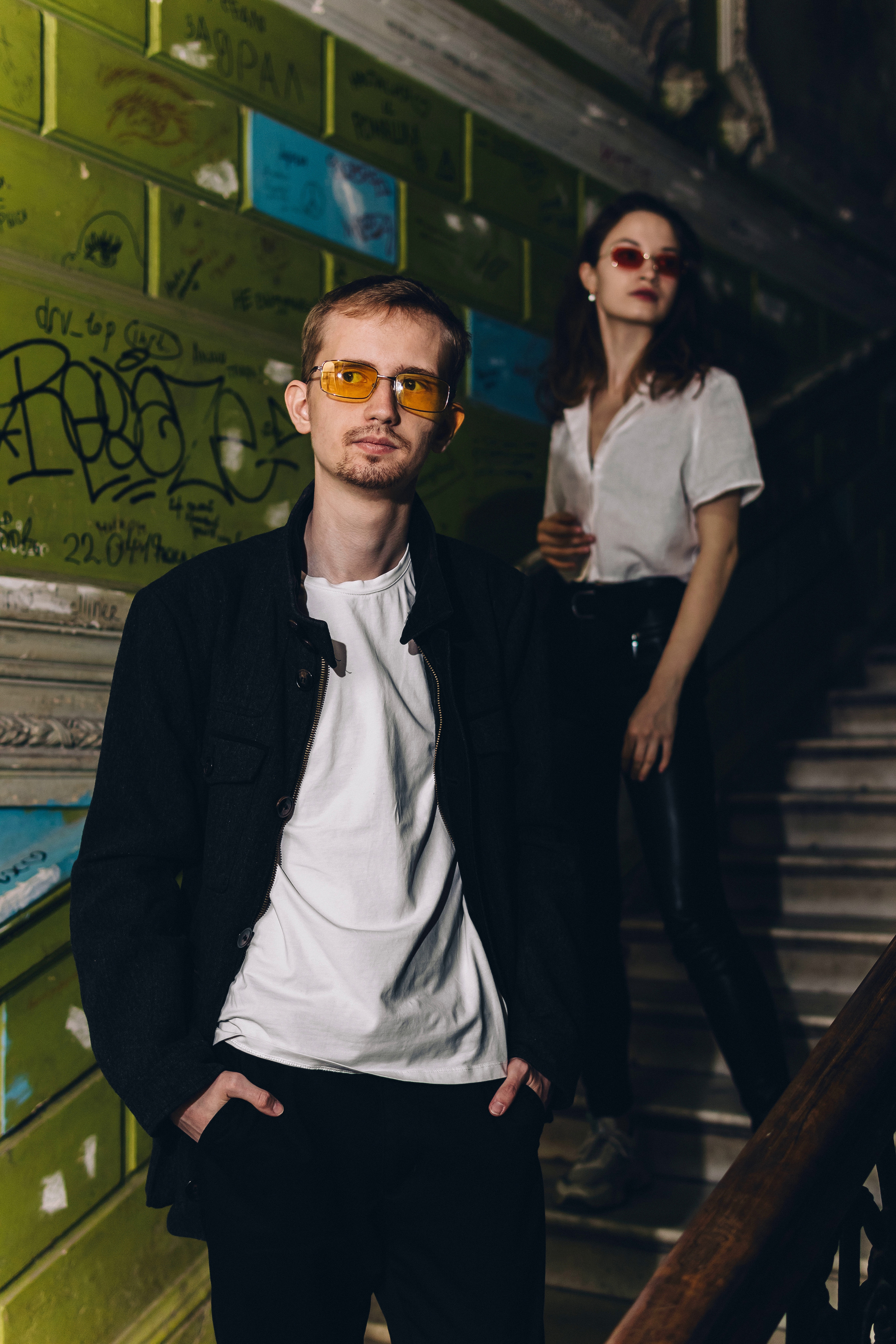 Фотосессия молодых людей в старинном подъезде. Фотограф в Ростове-на-Дону Игорь Апасеев