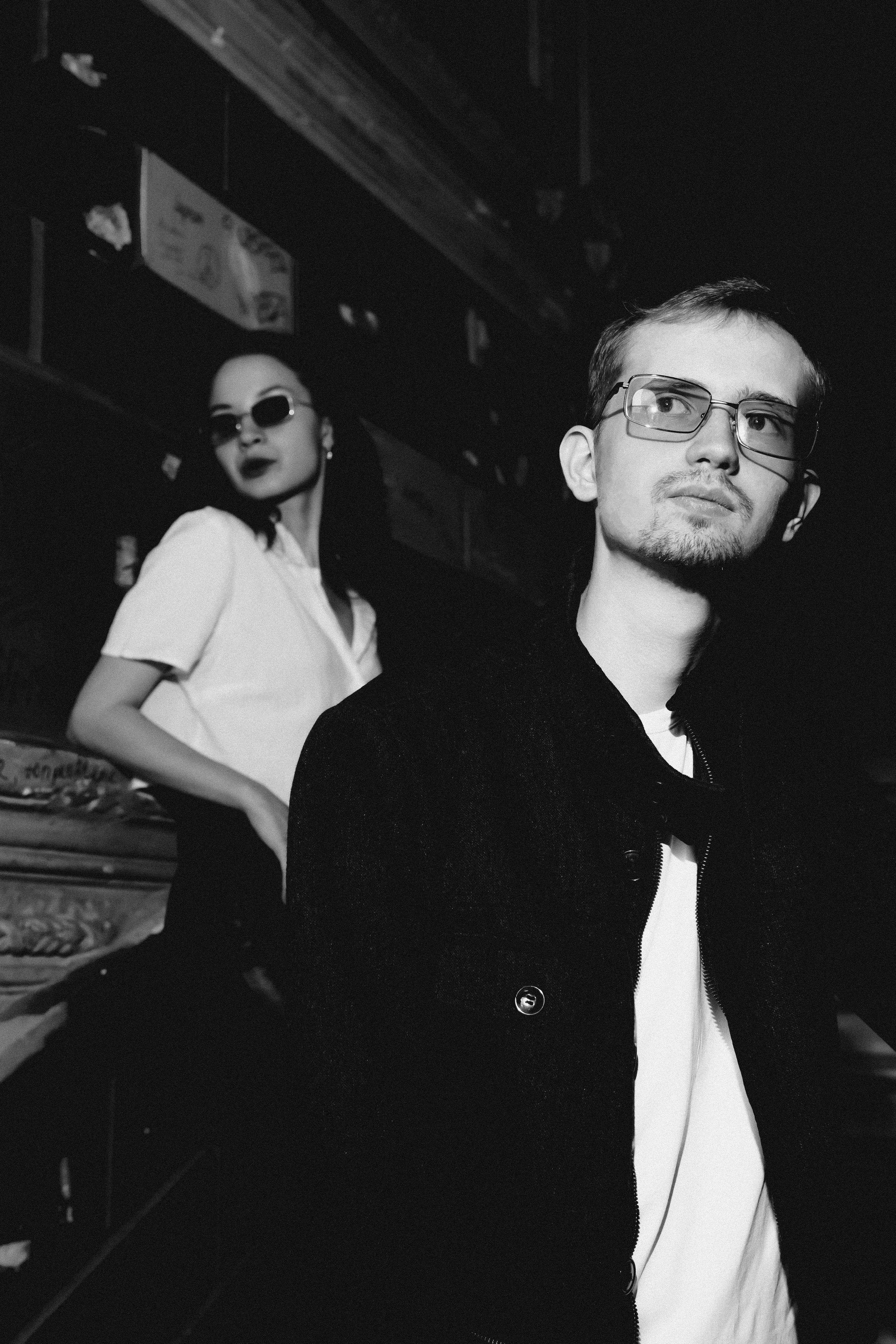 Фотосессия молодых людей в старинном подъезде. Фотограф в Ростове-на-Дону Игорь Апасеев