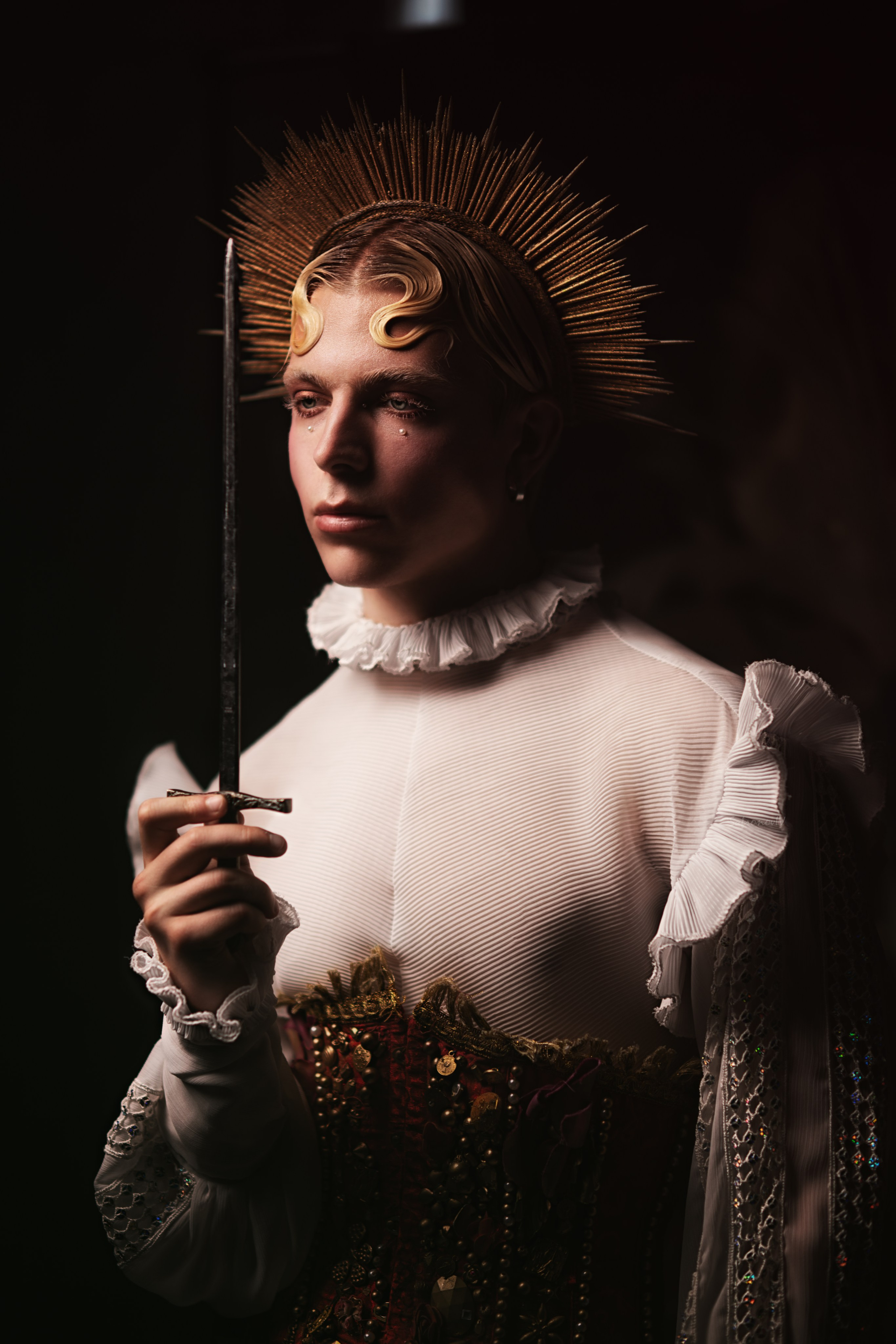 Корона света и сталь в руке: искусство драматичного портрета ✨. Safronov Ivan — a portrait photographer in Moscow