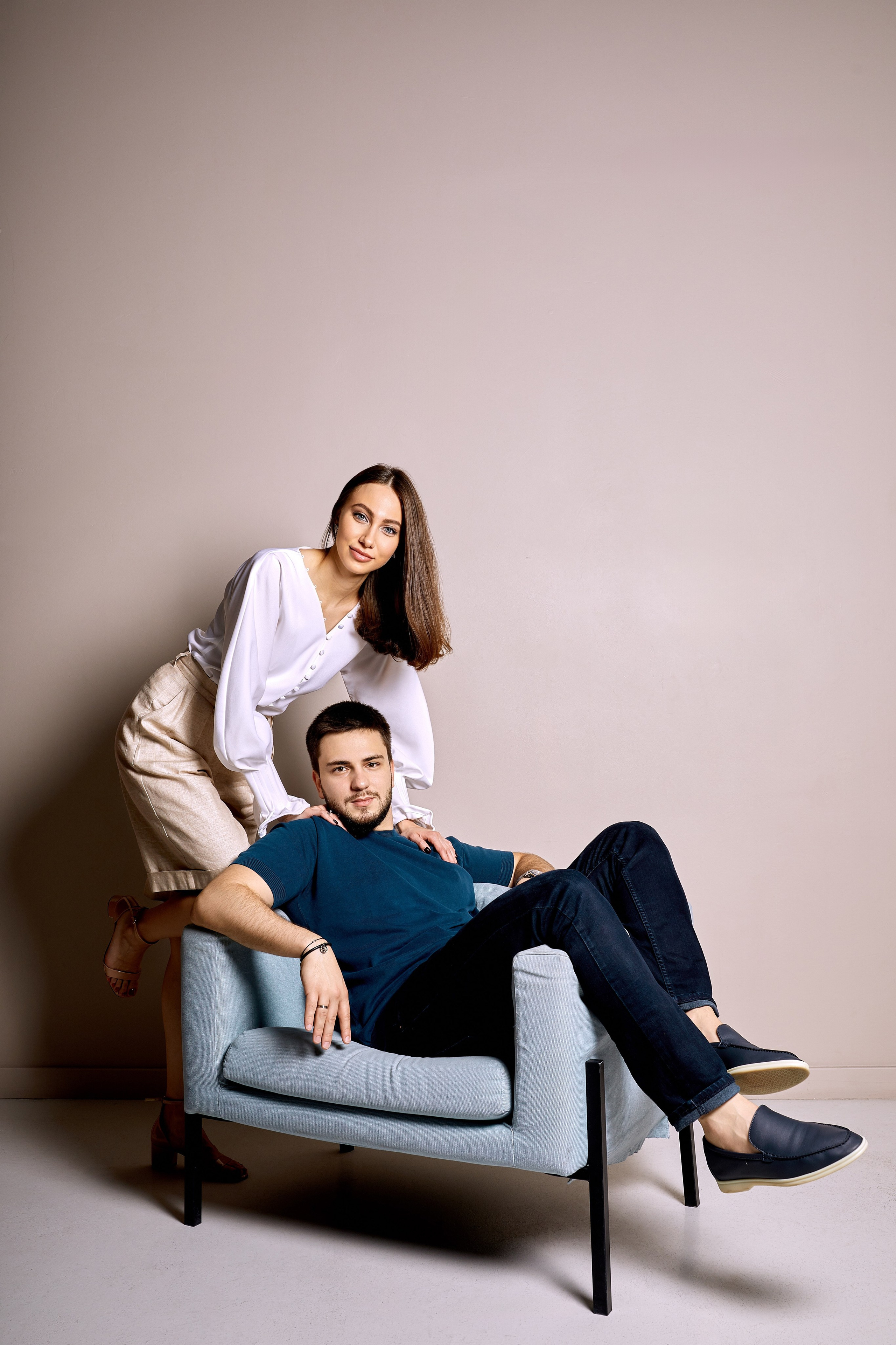Фотосессия love story для влюблённой пары – на фотоснимке Руслан и Эля в студии