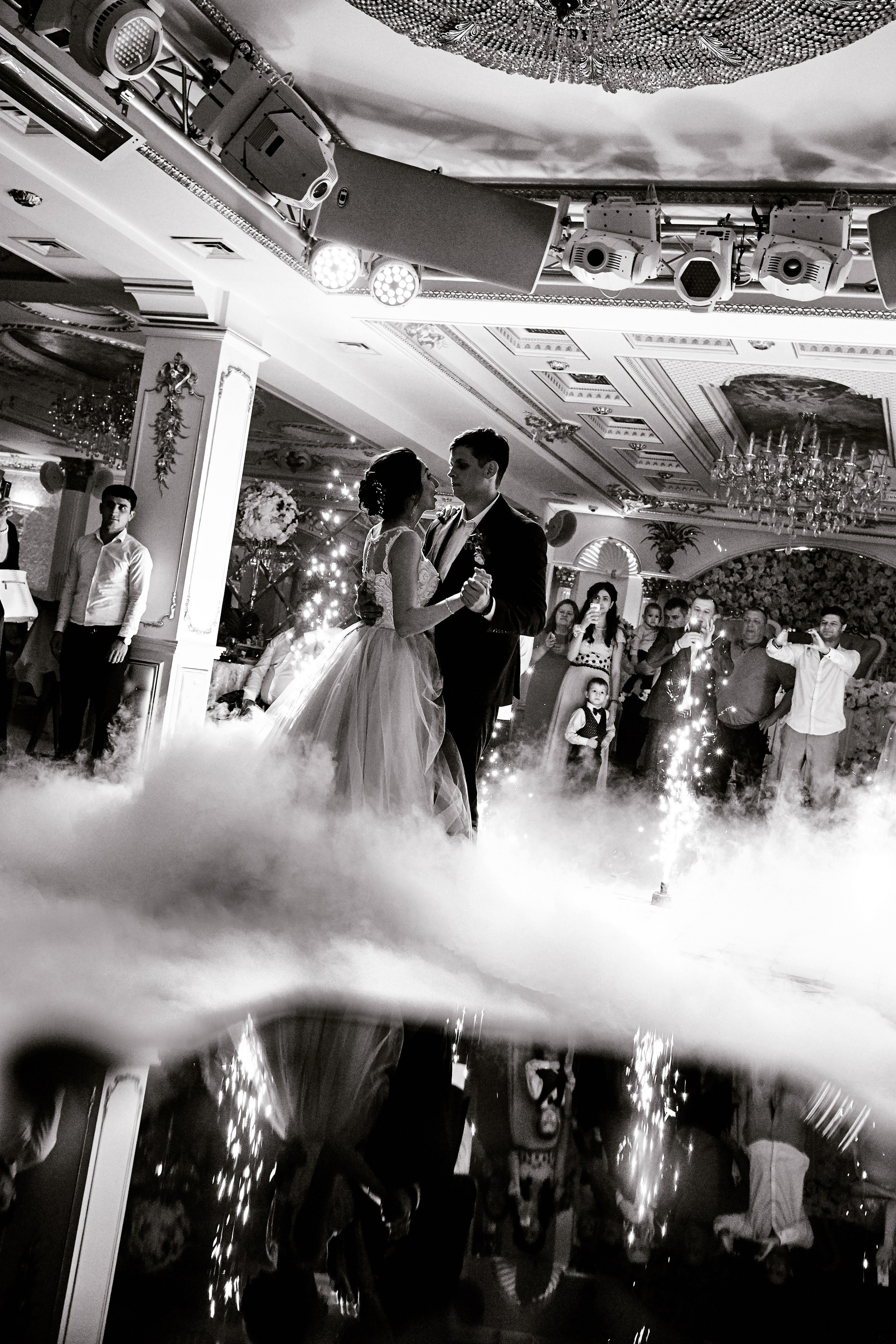 Свадебная фотограф сделал кадр молодоженов – теплый фотоснимок со свадебного торжества