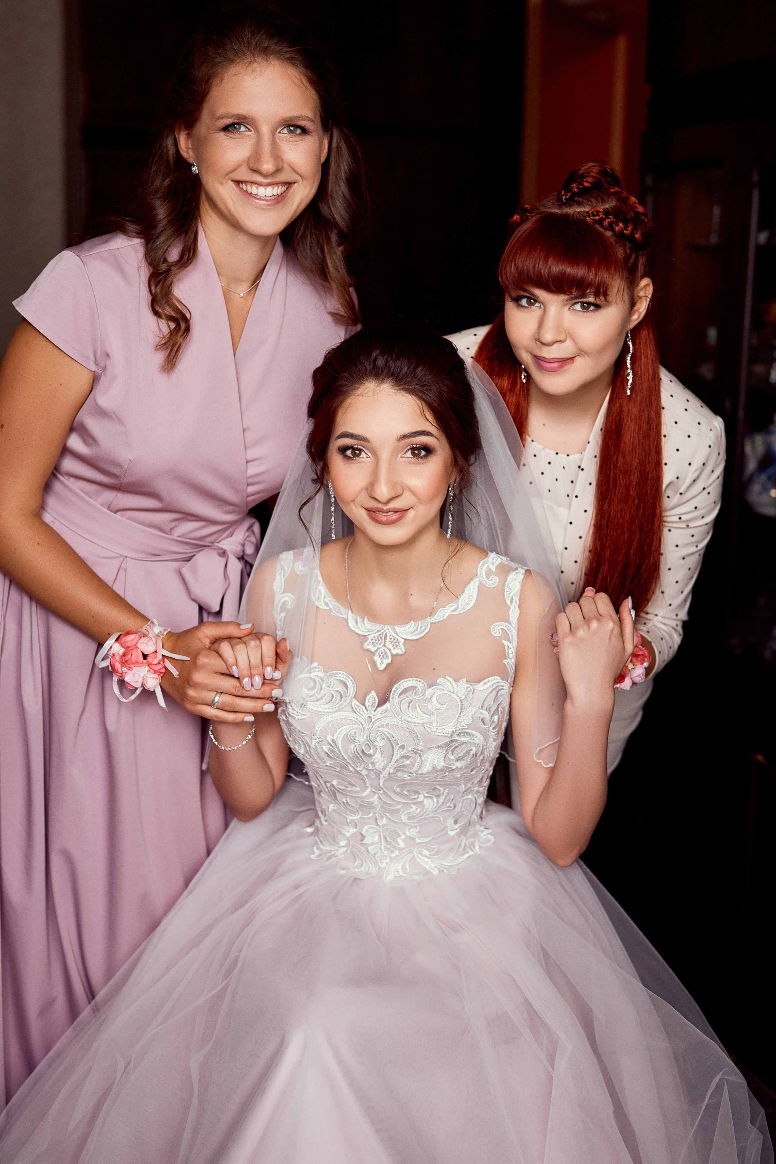 Профессиональный фотограф делает снимок молодоженов в ЗАГС - фото невесты и подружек