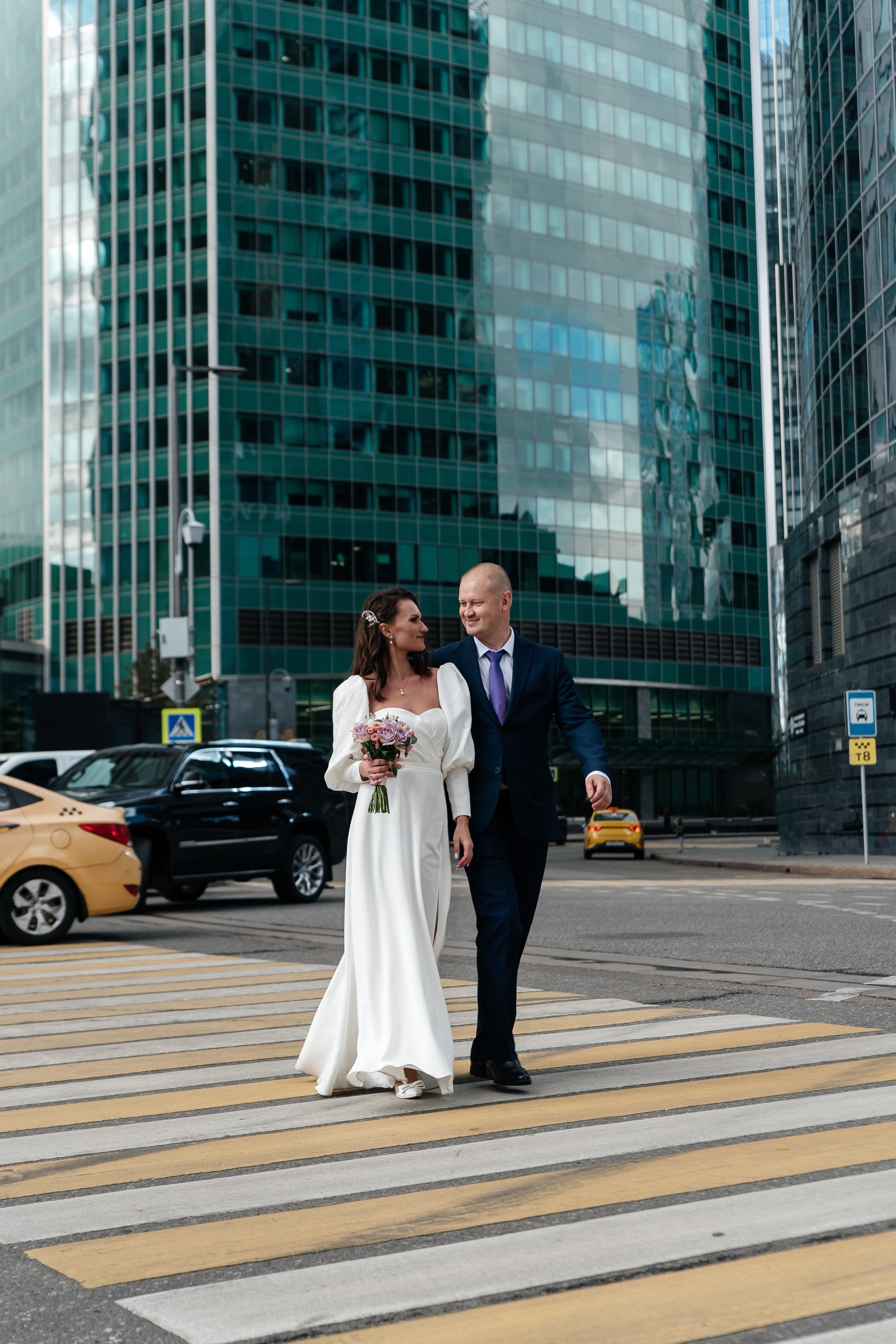 жених и Невеста Идут по пешеходному переходу