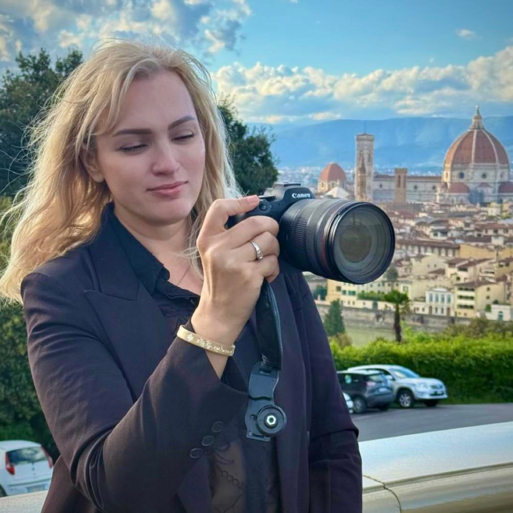 Юлия Перфетти работает фотографом во Флоренции, снимает своих клиентов.