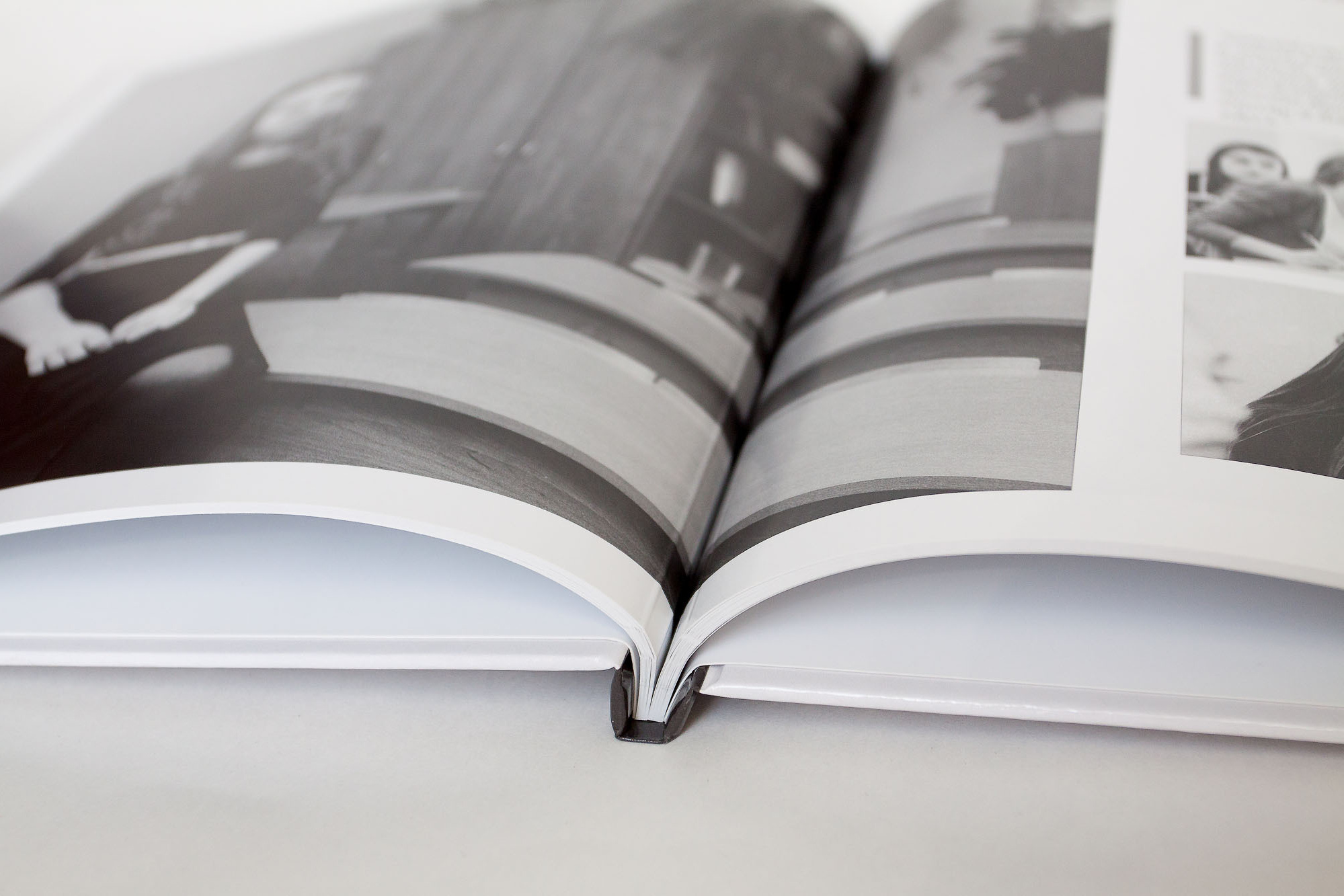 Выпускная полиграфическая черно-белая фотокнига в развернутом состоянии.