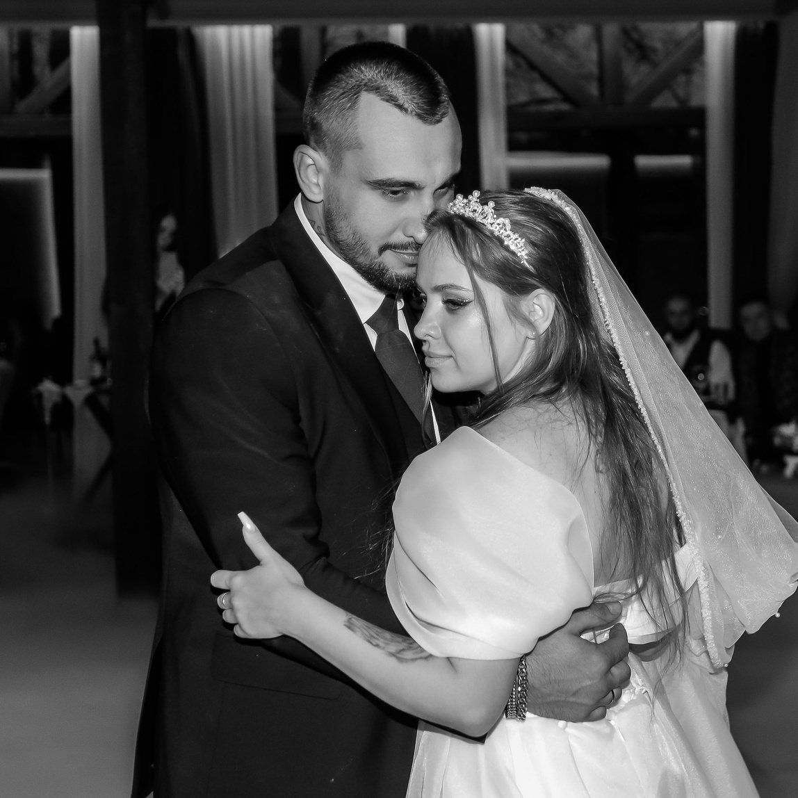 Обнимашки на свадьбе