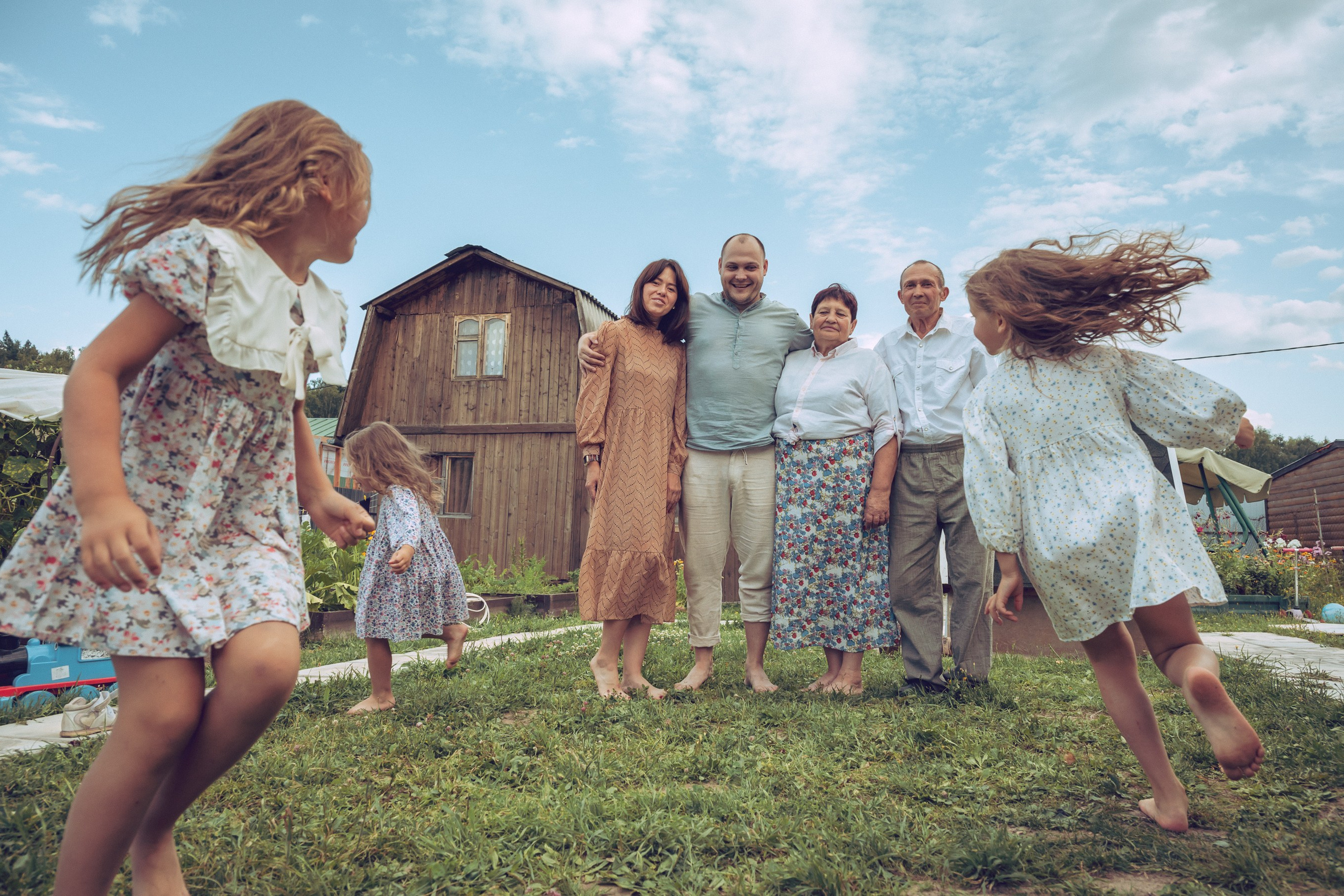дети бегают возле родителей, а родителя стоят и смотрят на них