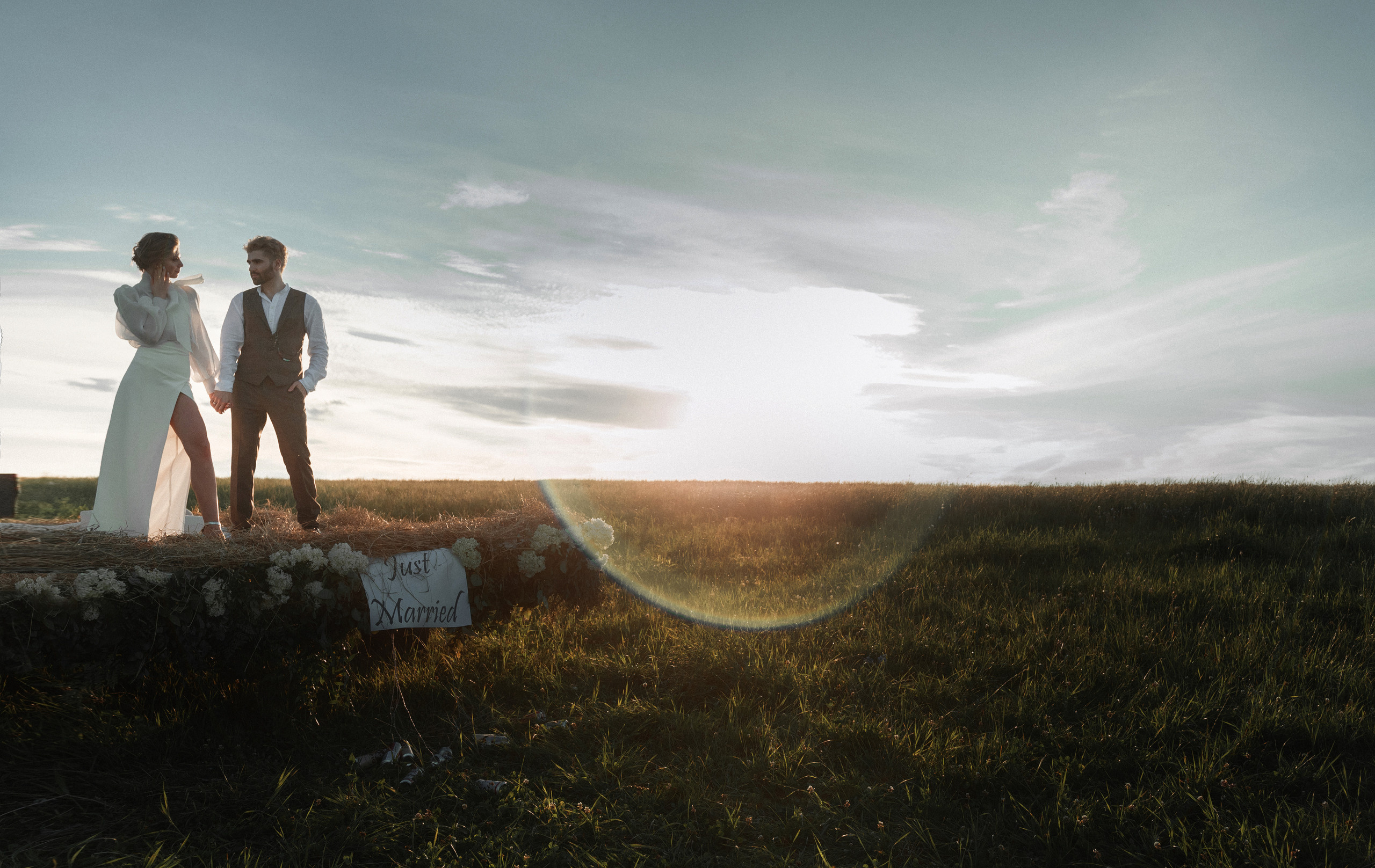 Стилизованная фотосессия молодой пары на закате