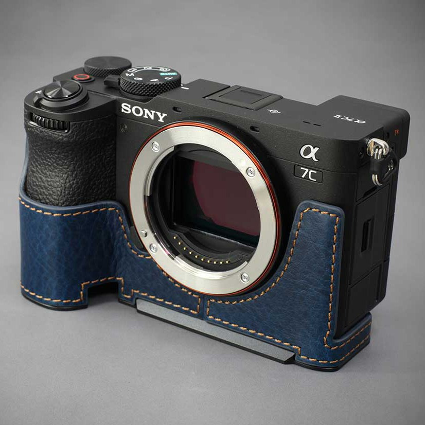 Итальянский кожаный чехол LIM'S для α7CR/α7C II. Фотограф — видеограф в Москве Дмитрий Менделеев