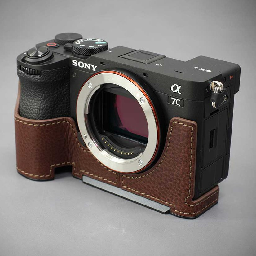 Итальянский кожаный чехол LIM'S для α7CR/α7C II. Фотограф — видеограф в Москве Дмитрий Менделеев