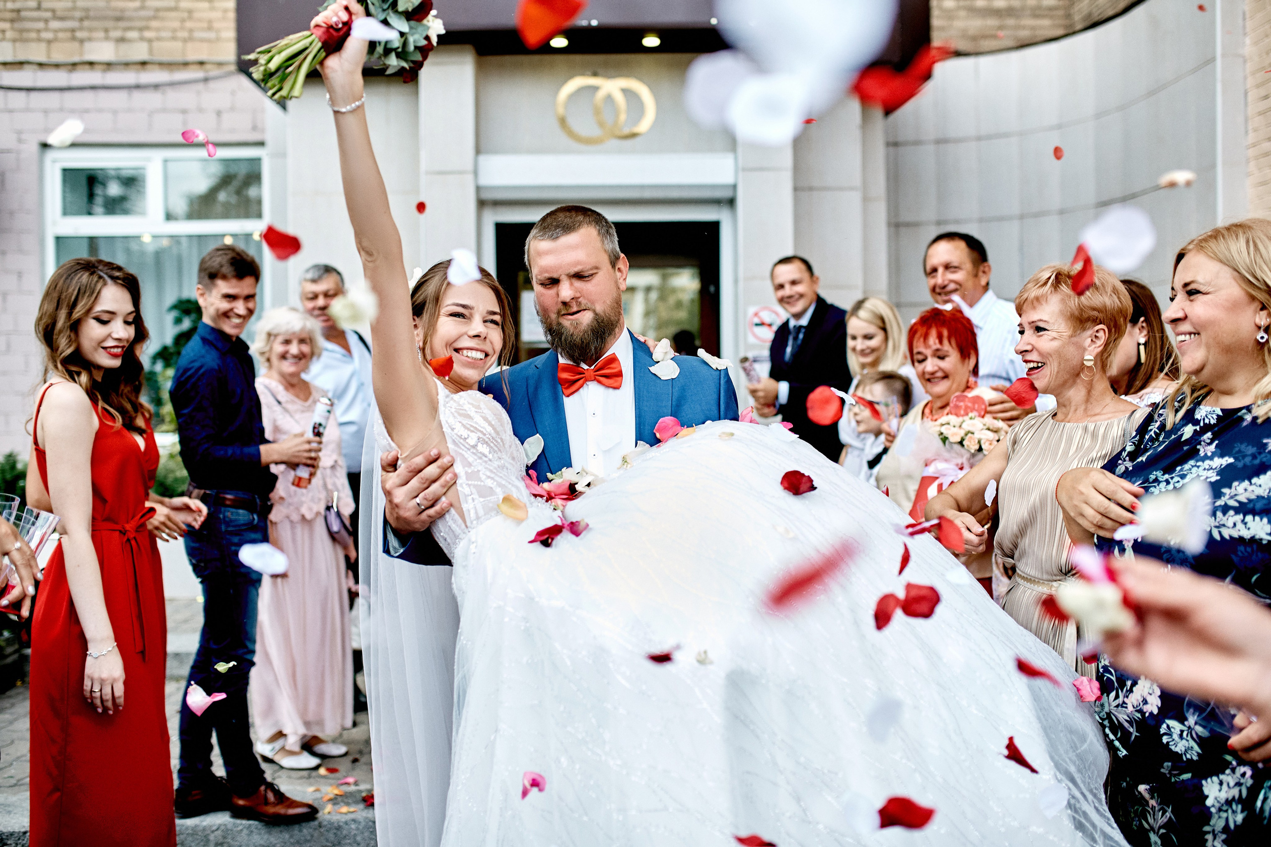 Профессиональный фотограф снимает на камеру молодоженов - фото после ЗАГСа