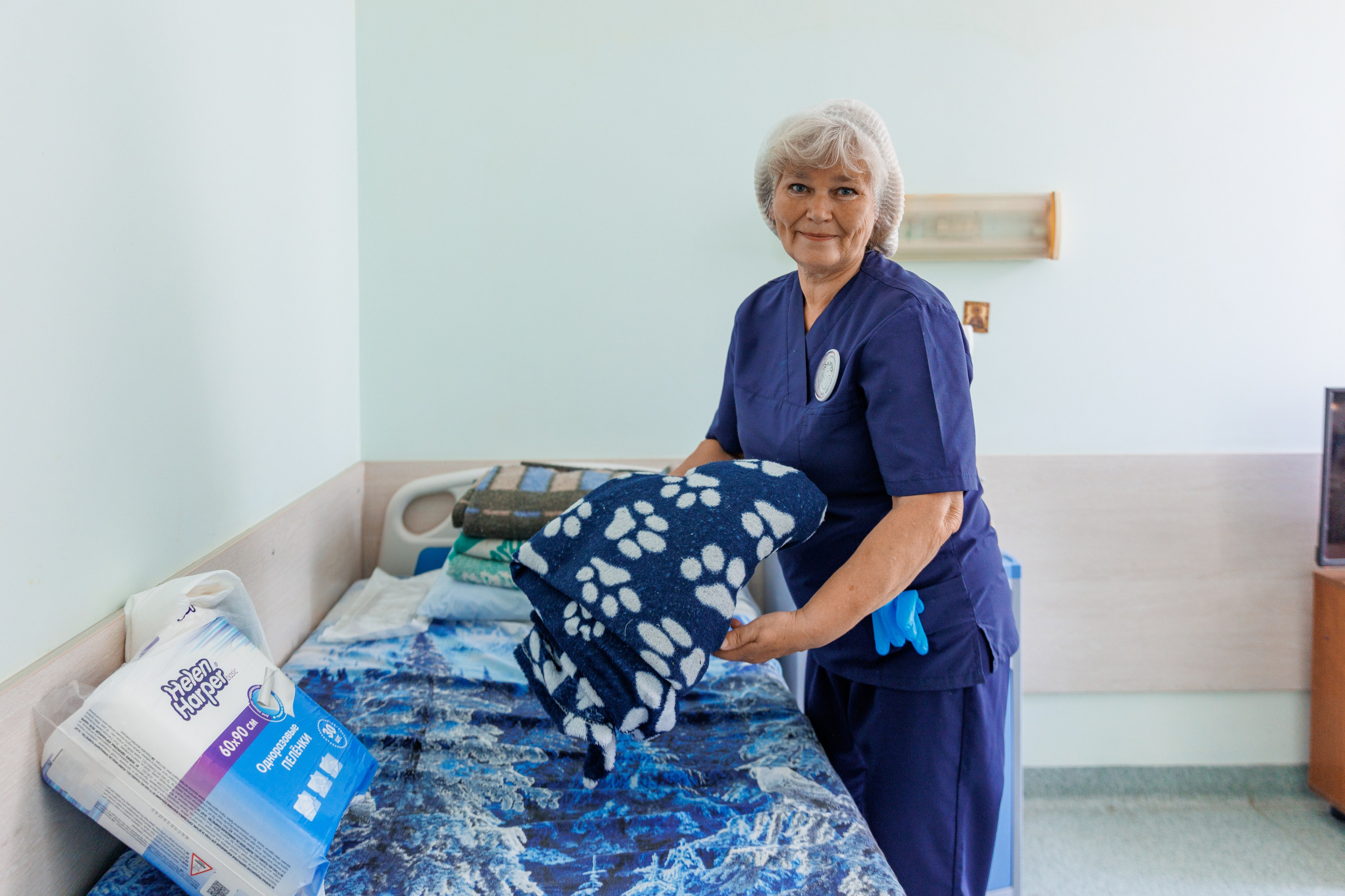 Волонтеры синодального отдела русской православной церкви в клинике Донецка