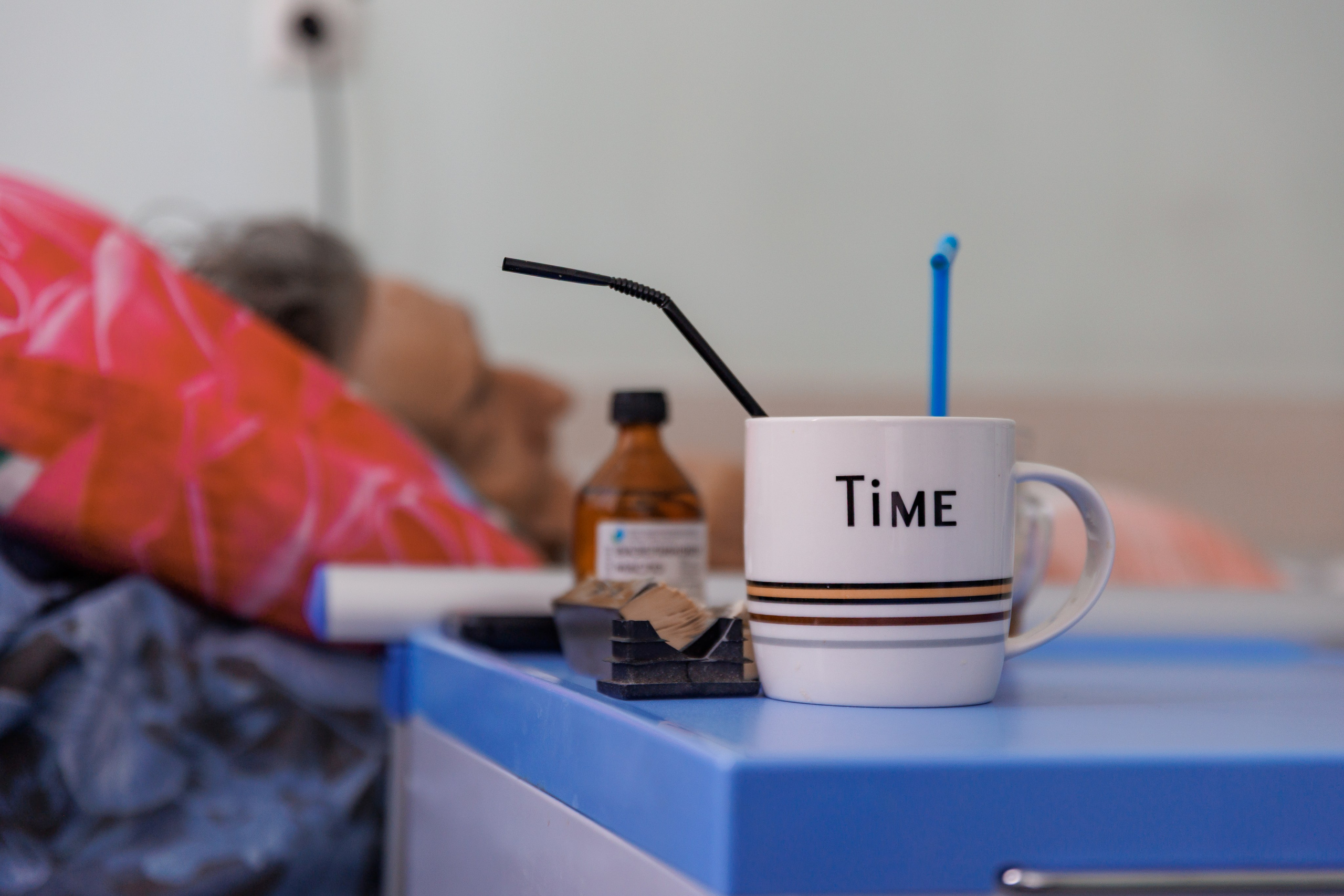 Волонтеры синодального отдела русской православной церкви в клинике Донецка