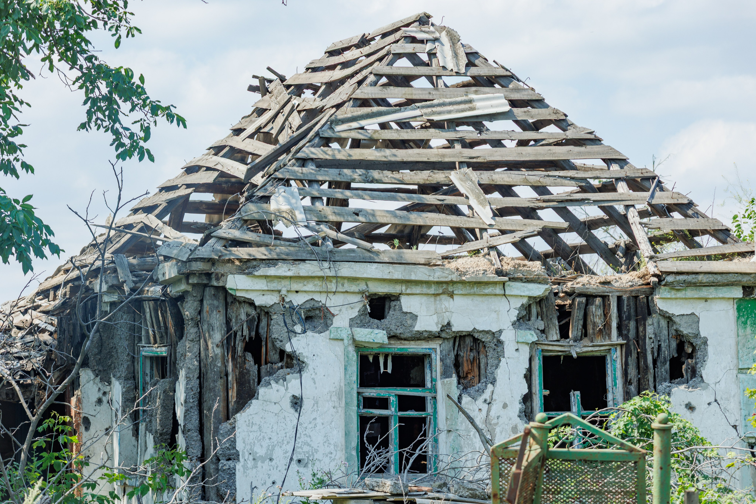 Авдеевка, разрушенный дом в частном секторе