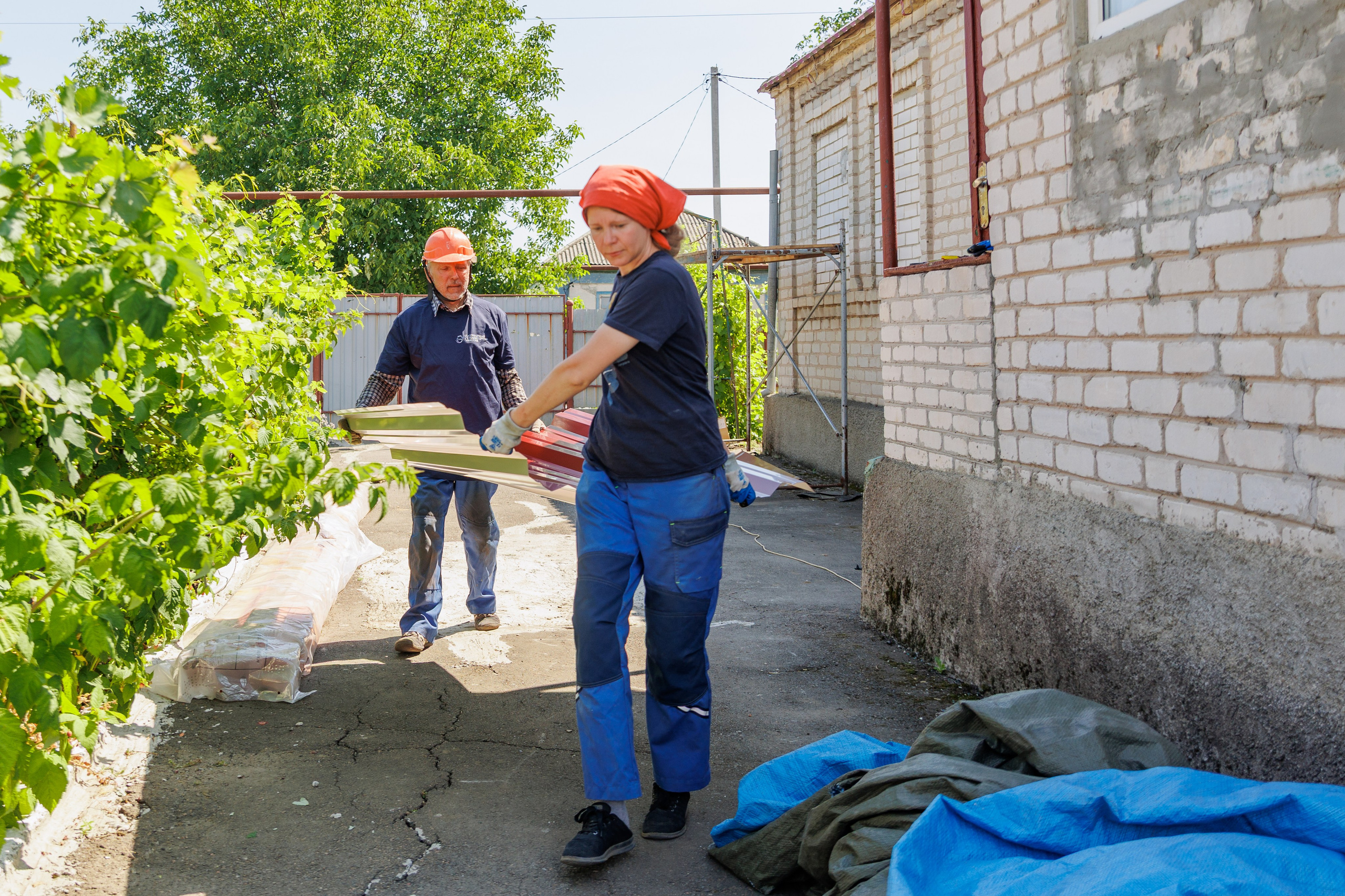 Добровольцы синодального отдела русской православной церкви в Волновахе