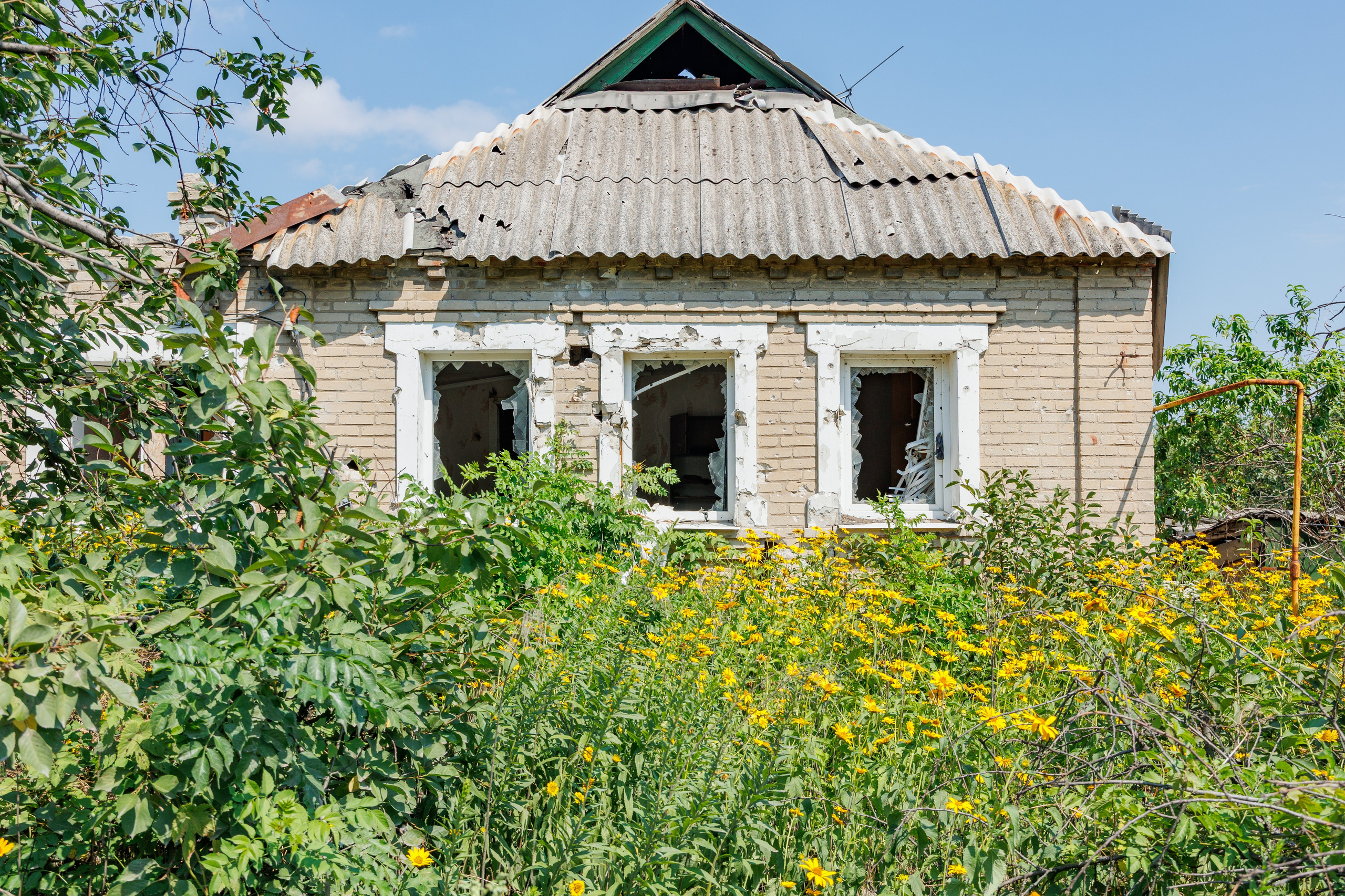 Авдеевка, разрушенный дом в частном секторе