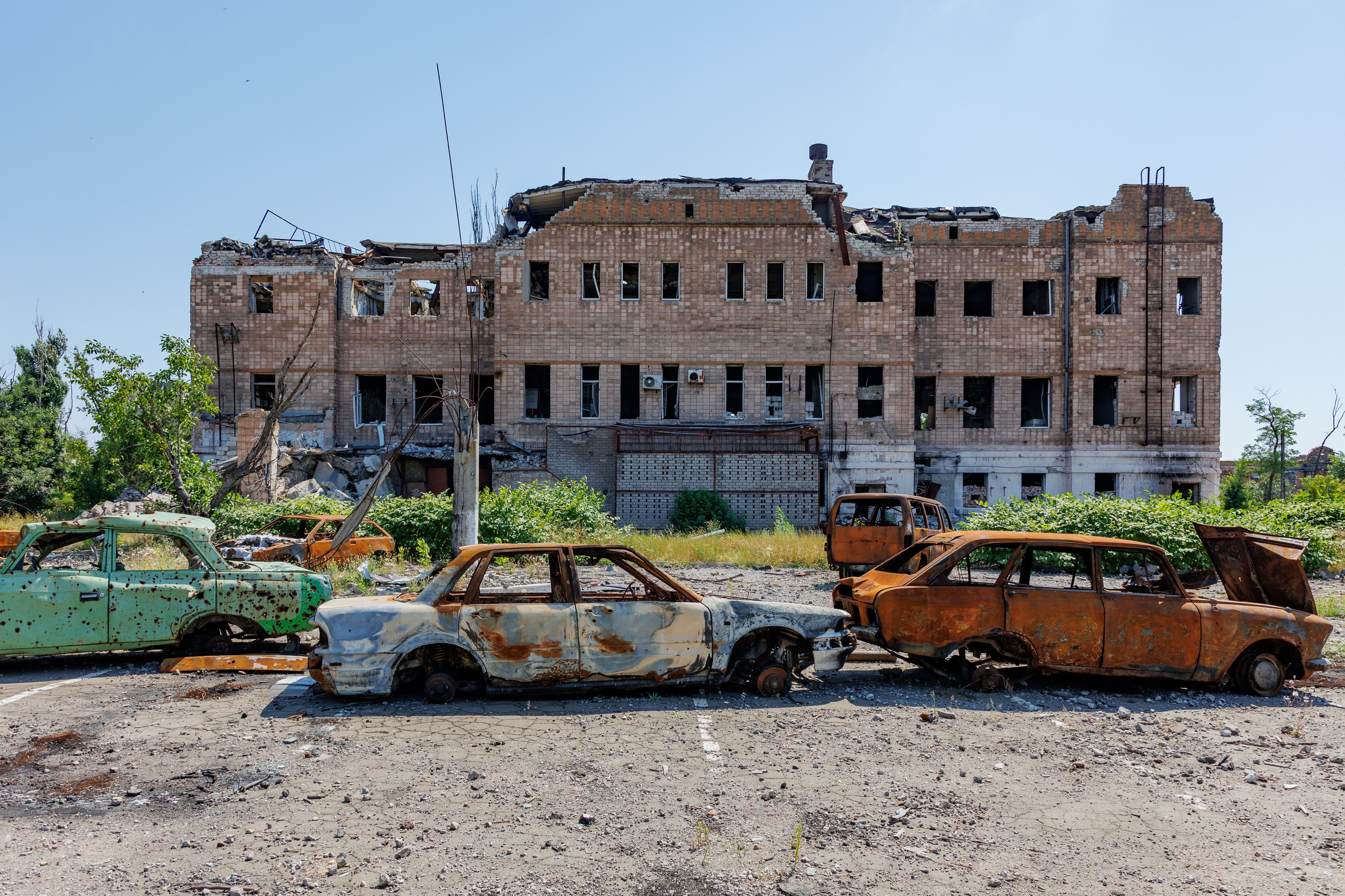 Мариуполь 2025 год, сгоревшие машины